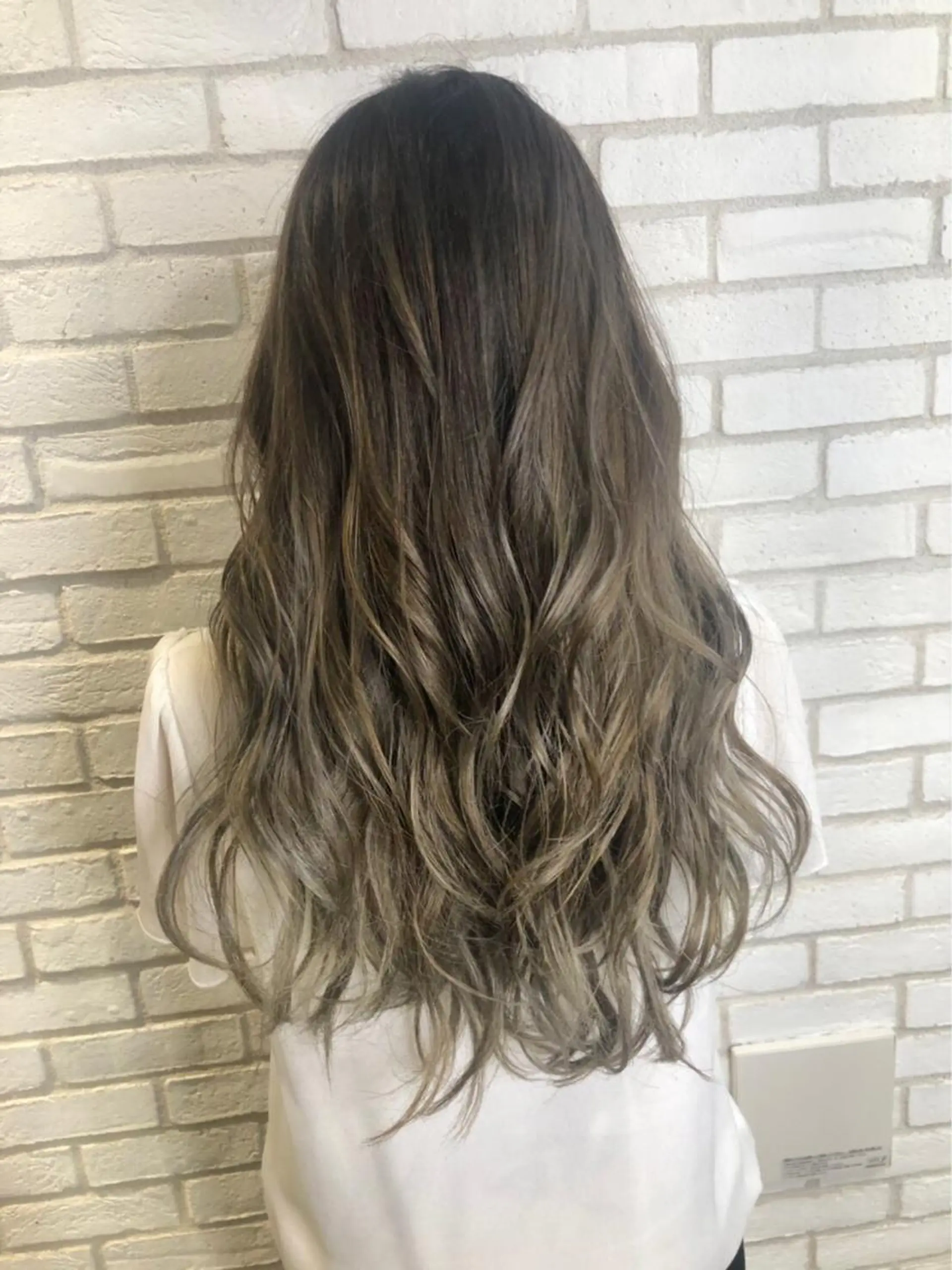 ロング カラー グレージュ ハイライトカラー ハイライト 佐藤 高徳のヘアスタイル