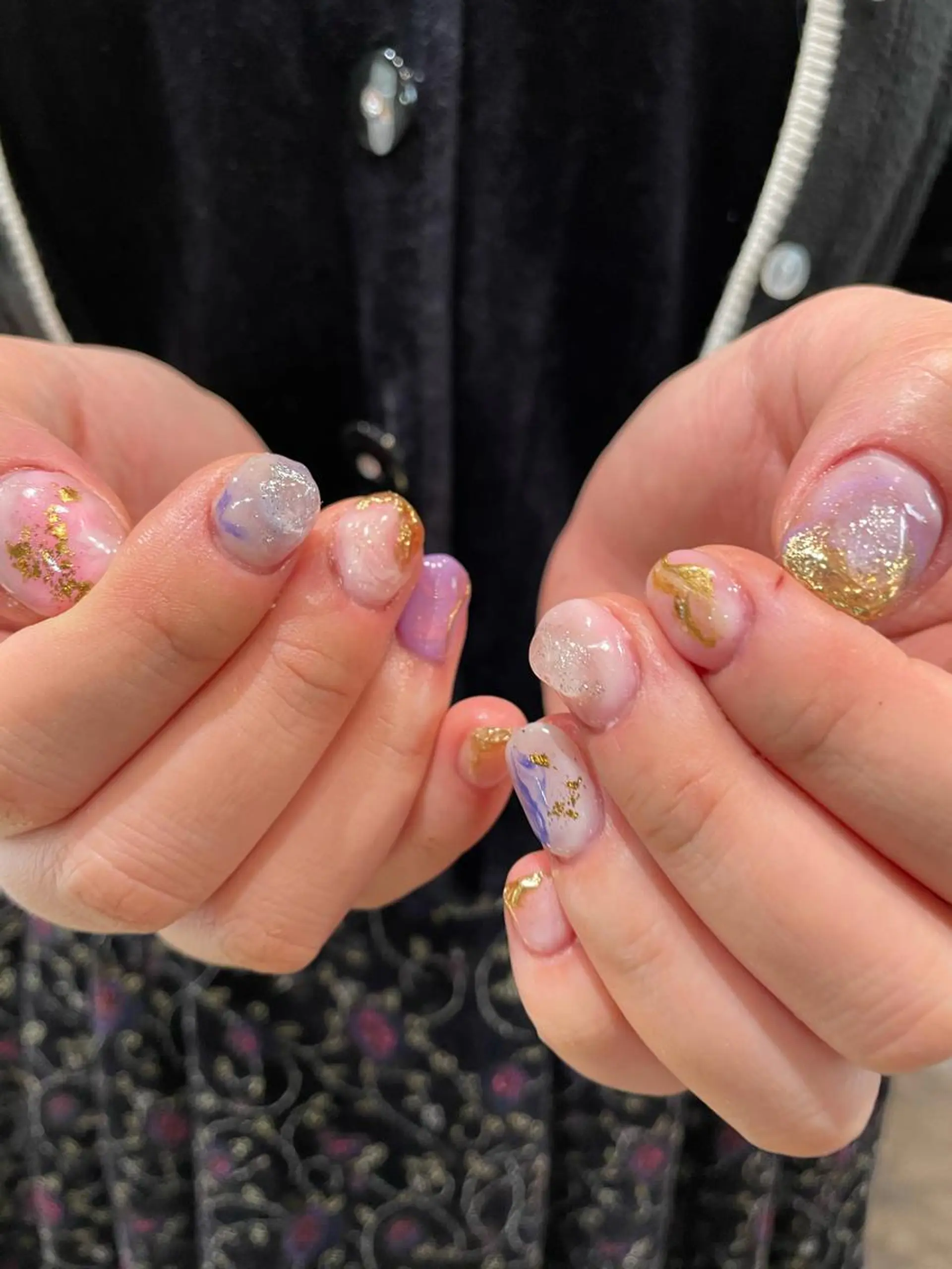 ネイル アートネイル 成人式 氷ネイル・うるうるネイル ニュアンスネイル ハンドネイル ナチュラル透明感🌱 小山美樹子のヘアスタイル