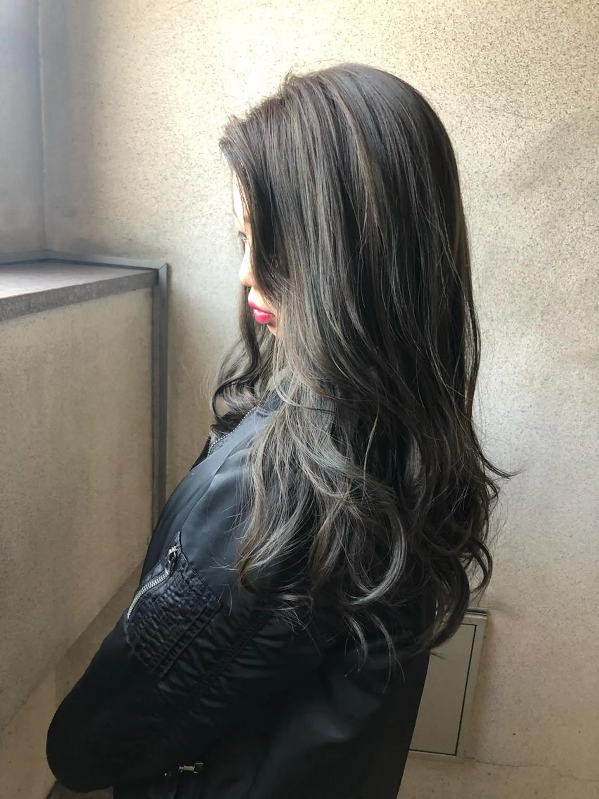 ロング カラー ヘアアレンジ アッシュ ハイライトカラー シルバー シルバーアッシュ ハイライト マンツーマン半個室 tamuraのヘアスタイル