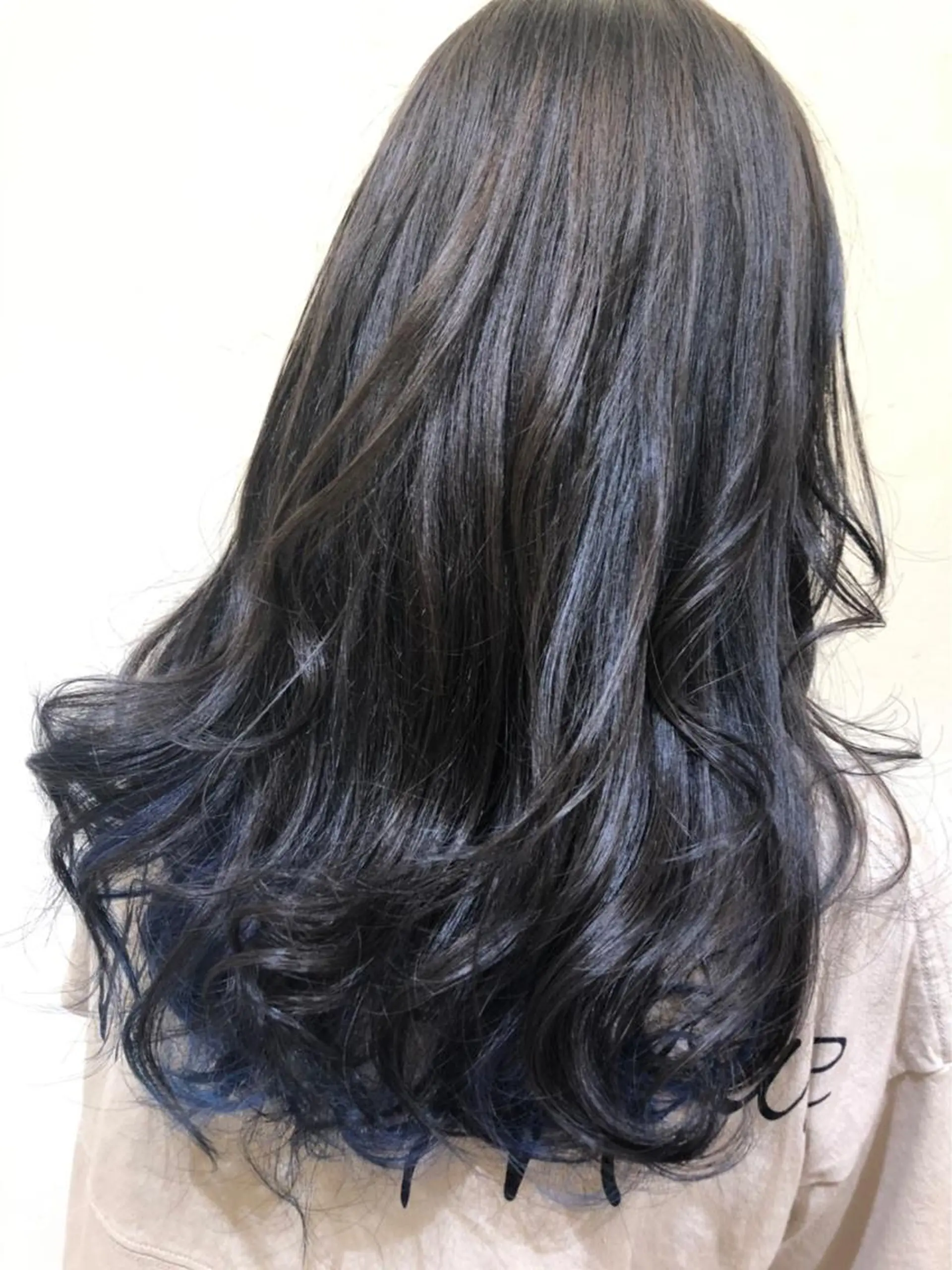 ロング カラー ブリーチ ブルーカラー CHIKA Rimのヘアスタイル