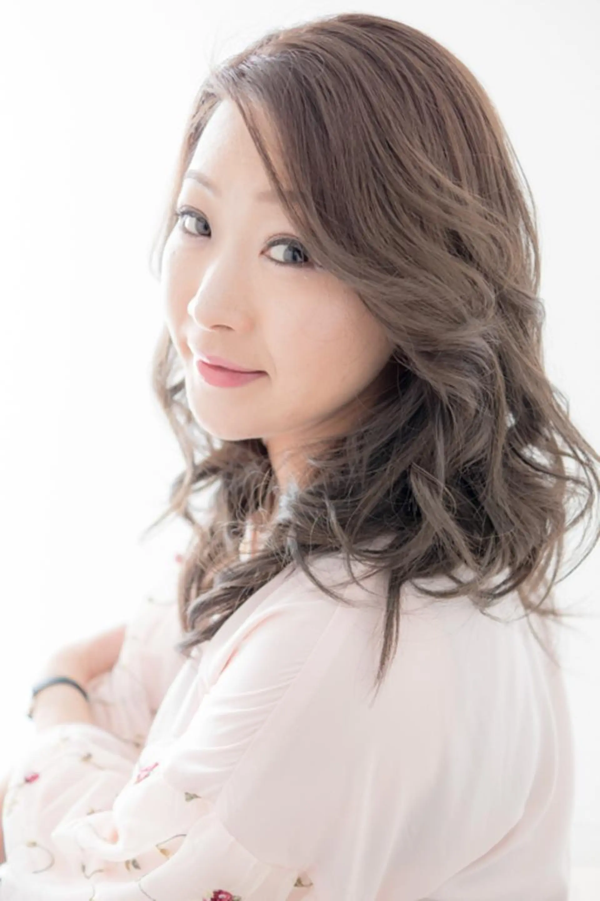 ミディアム カラー パーマ ミディアムパーマ アッシュ レイヤーカット カット ヘアカラー パーマ トリートメント 森島 久美子のヘアスタイル