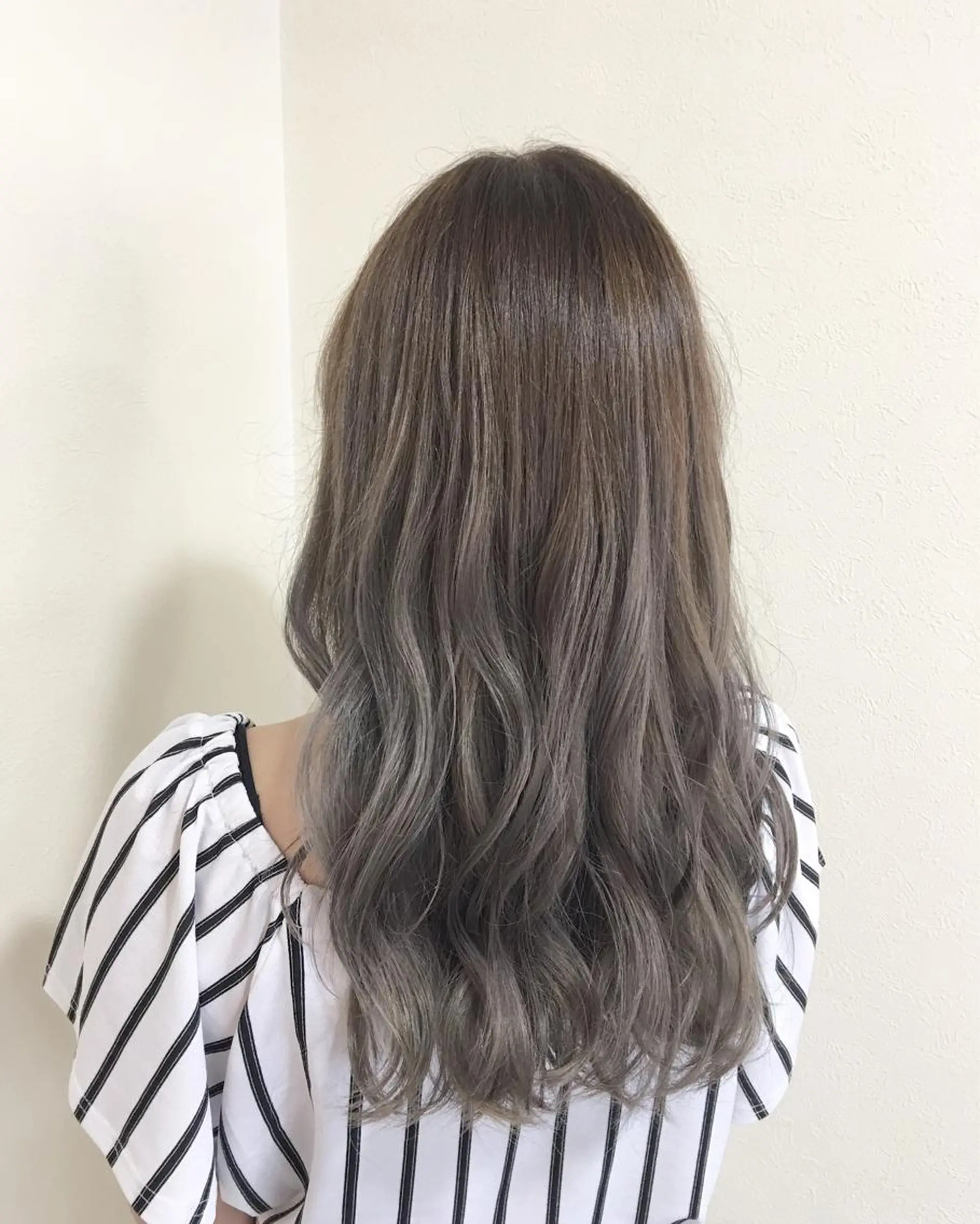 セミロング ヤマグチ ヒカルのヘアスタイル