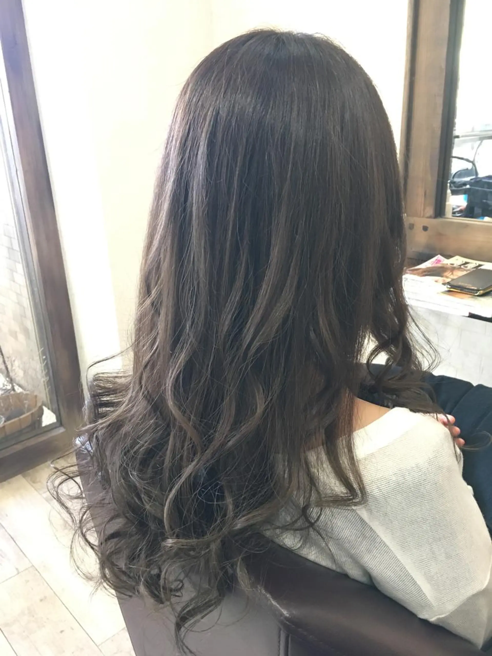 ロング アッシュ アッシュグレー ヘアカラー 松本 亮のヘアスタイル