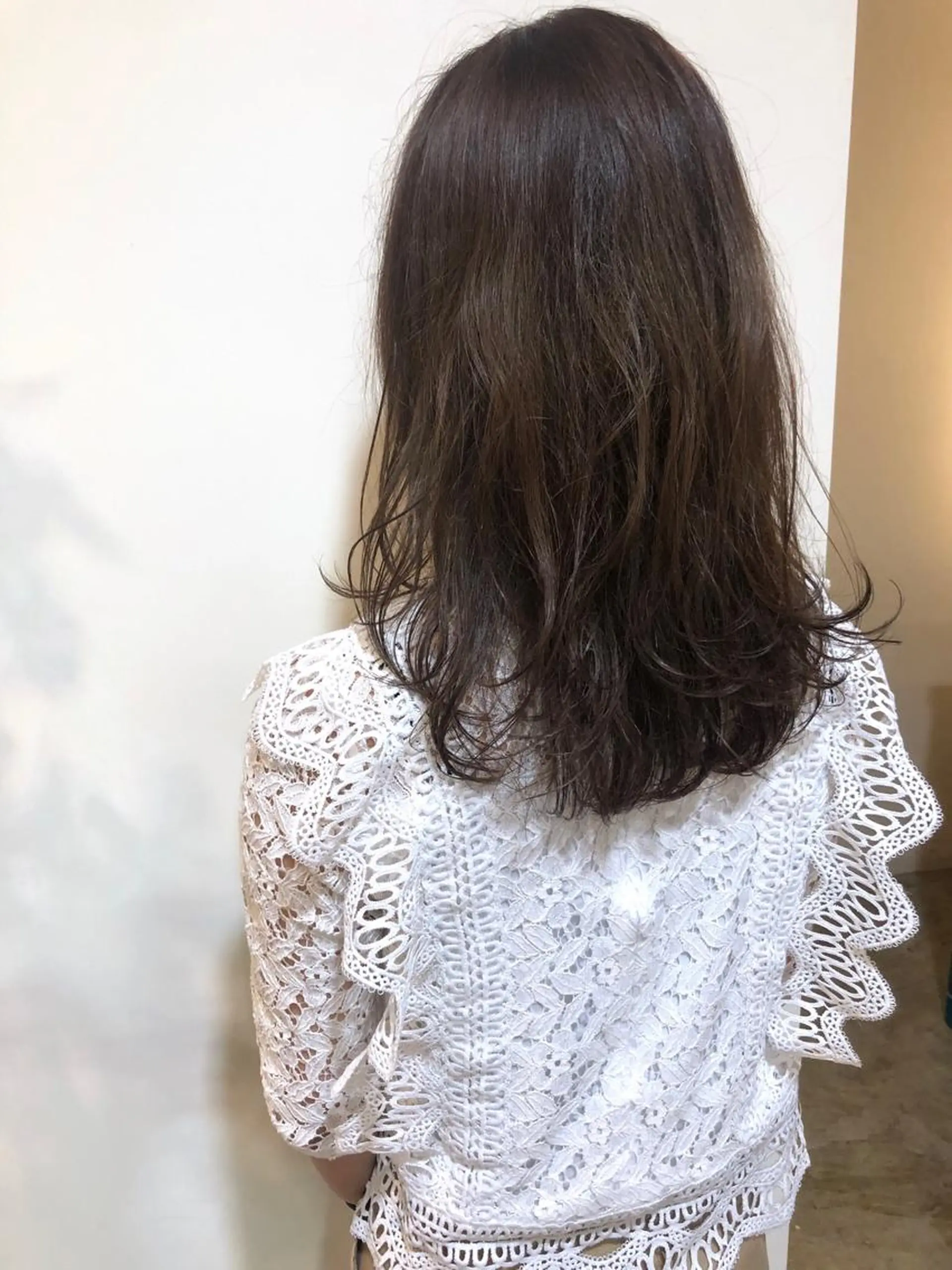 セミロング カラー MIOベージュカラー 柔らかいカラーのヘアスタイル
