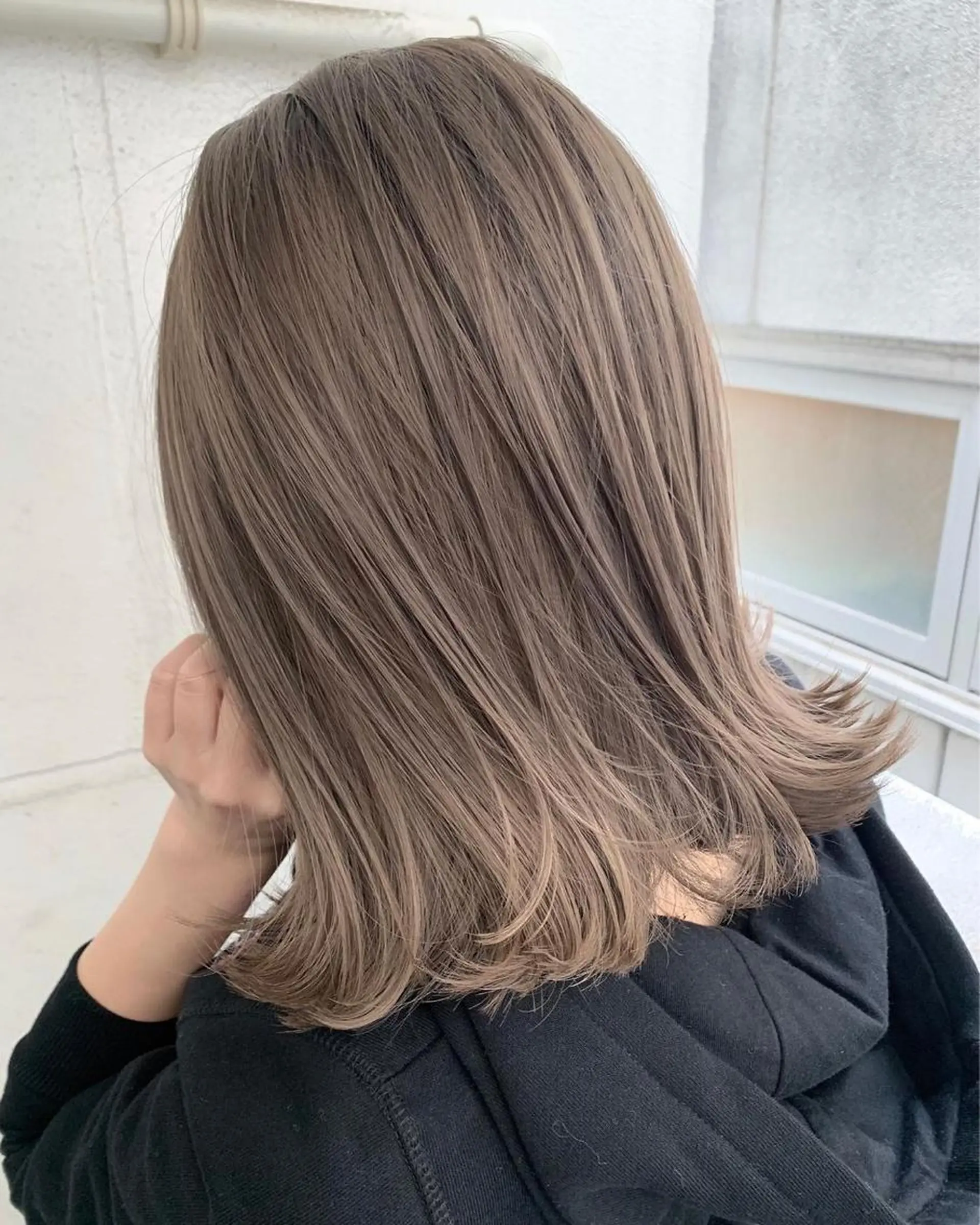 ミディアム カラー ブリーチ ハイトーンカラー カット ヘアカラー トリートメント オフホワイトアンドなんば所属・福西 洋斗のヘアスタイル