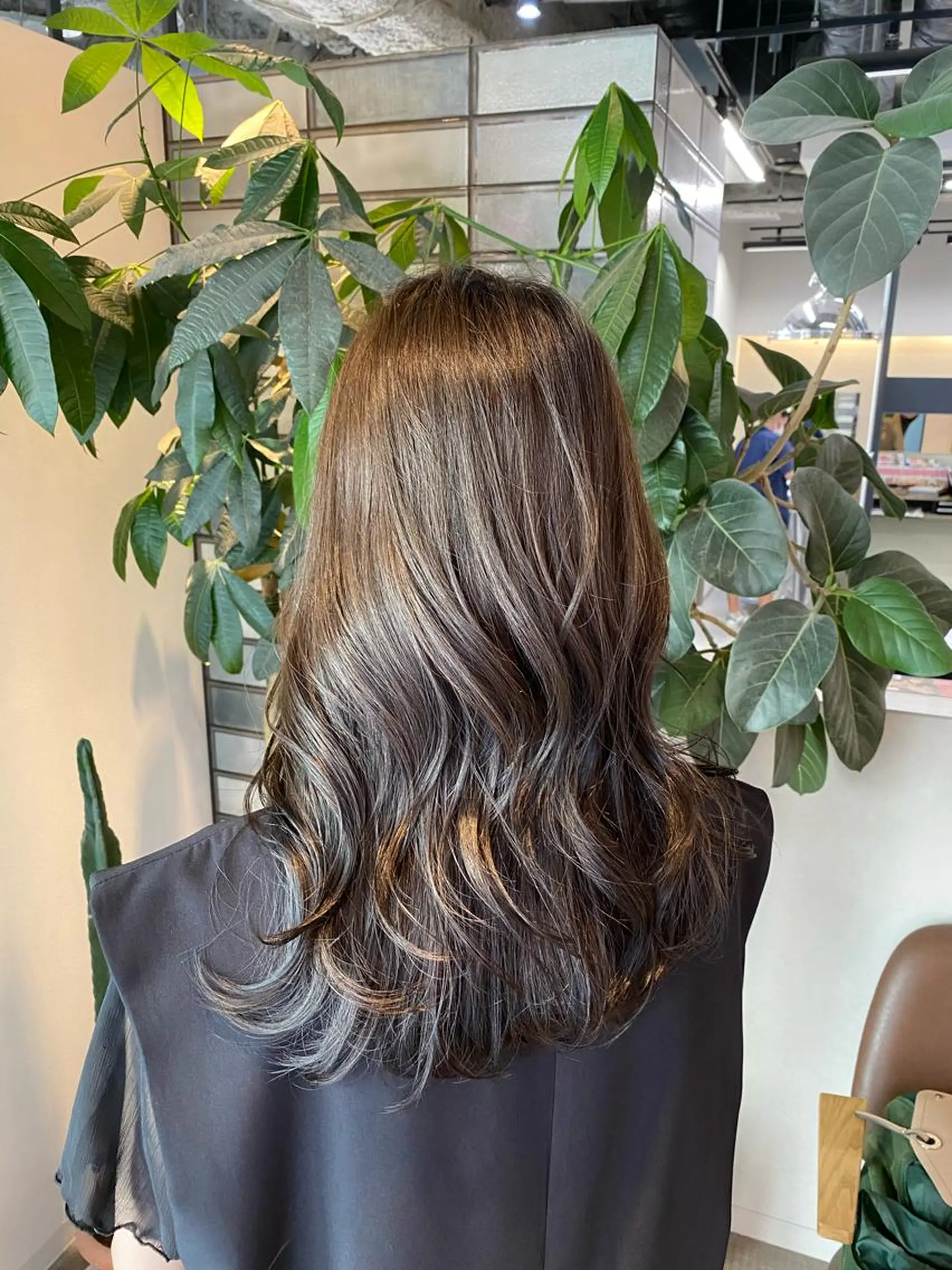 セミロング カラー 白髪ぼかしハイライト ／レイヤー中島啓太のヘアスタイル