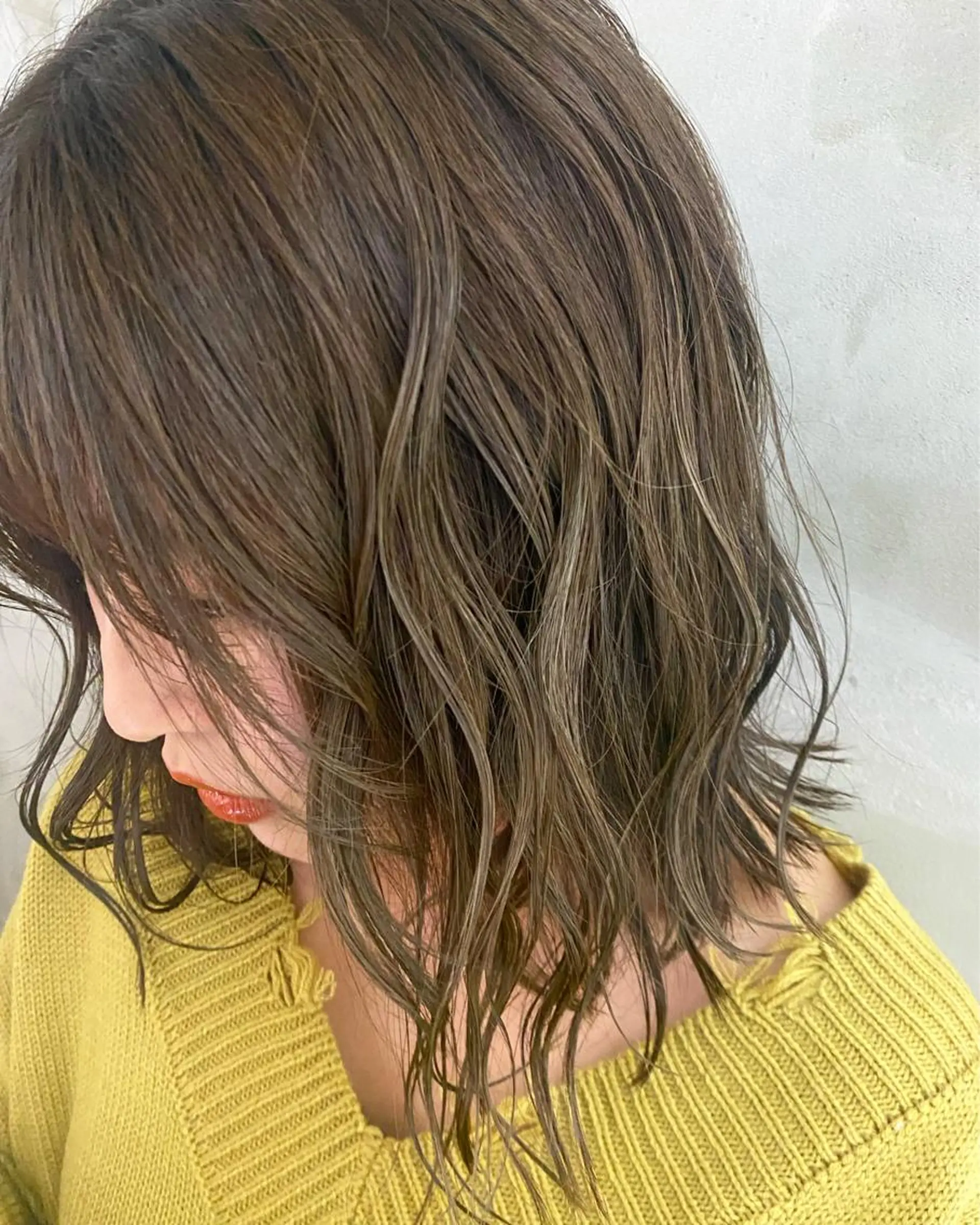 ミディアム カラー ヘアアレンジ グレージュ ハイライトカラー カーキグレージュ ハイライト 志賀 あずみのヘアスタイル