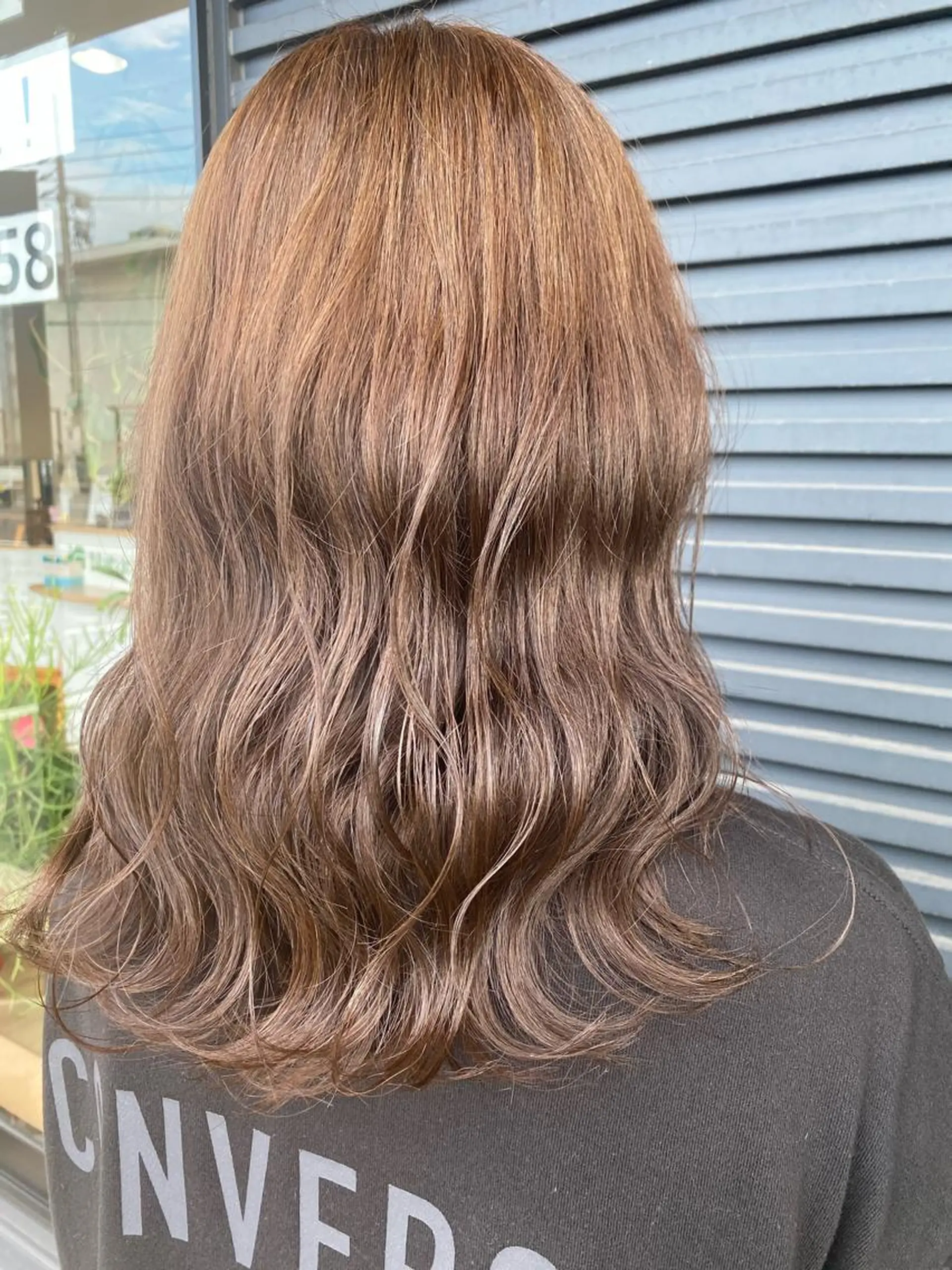 ロング カラー ベージュカラー ヘアカラー NATURAL MOMOMIのヘアスタイル
