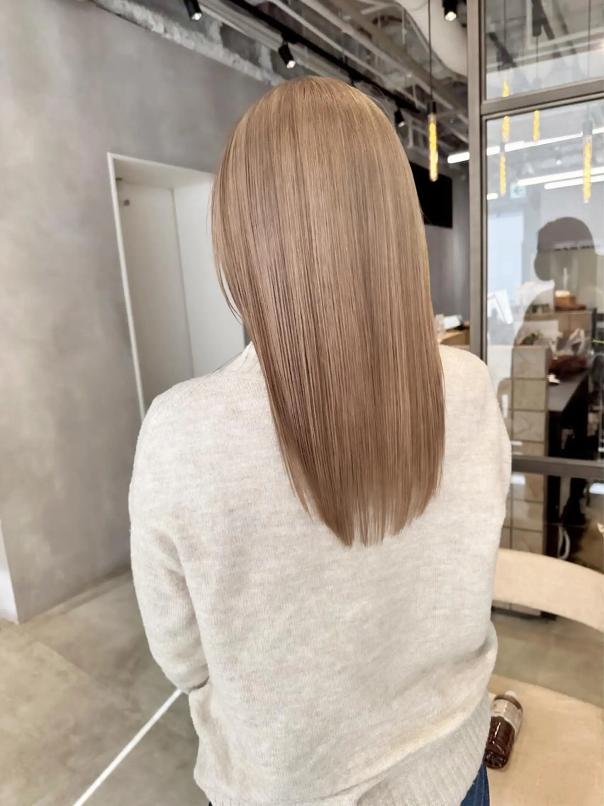 ロング カラー アッシュ ベージュカラー ブリーチ ケアブリーチ 透明感カラー 🦋レイヤーカット ミドリカワ🦋のヘアスタイル