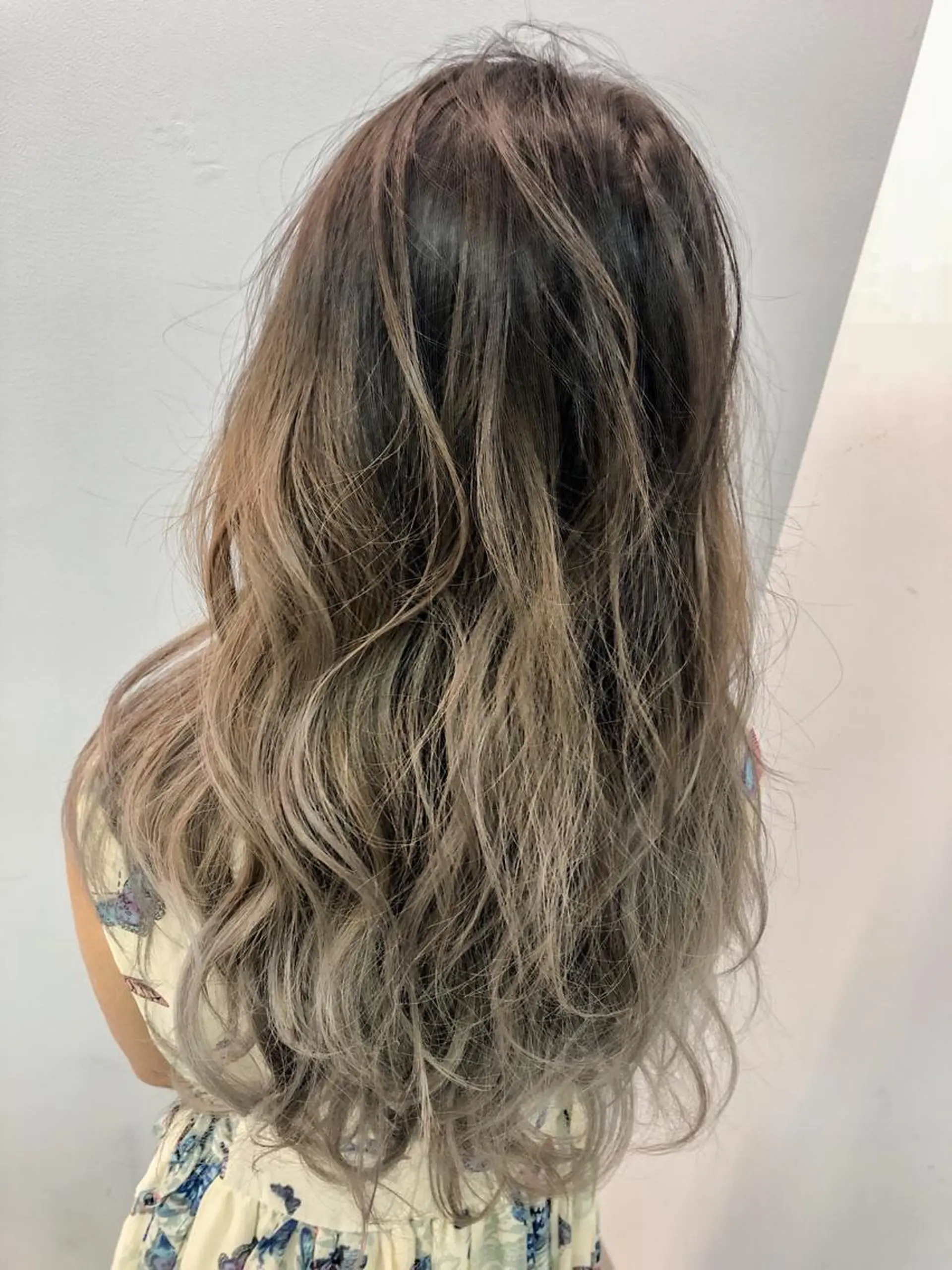 ロング カラー バレイヤージュ グレージュ レイヤーカット トリートメント ヘッドスパ レイヤーカット× 髪質改善たもりのヘアスタイル