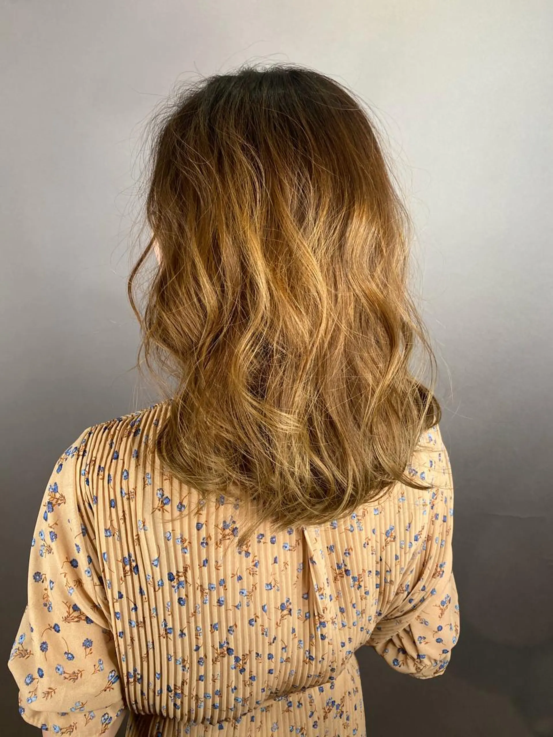 ミディアム 足立 磨咲のヘアスタイル