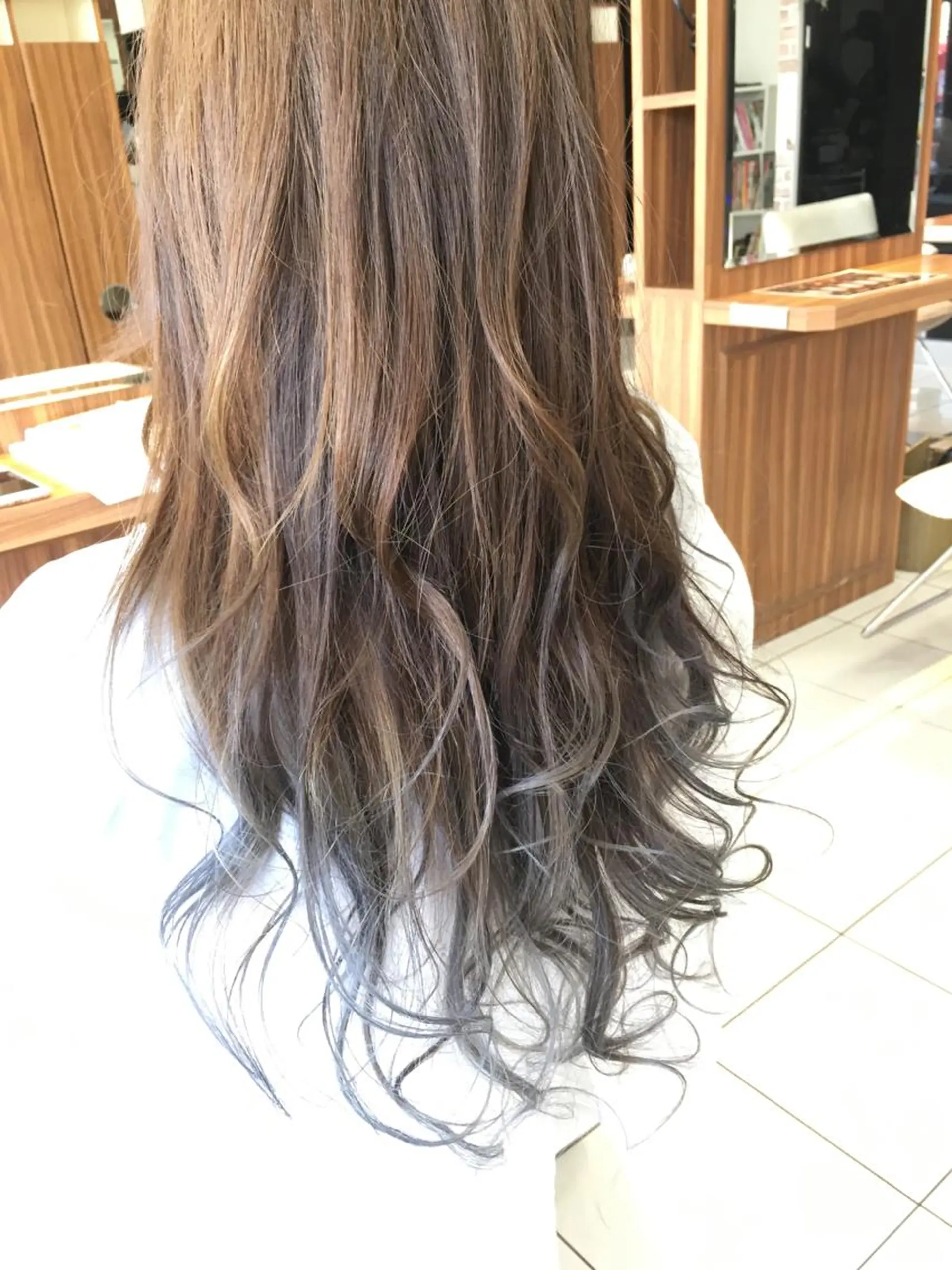 ロング カラー グラデーションカラー グレージュ カット トリートメント 白髪ぼかしハイライト 柳川拓哉のヘアスタイル