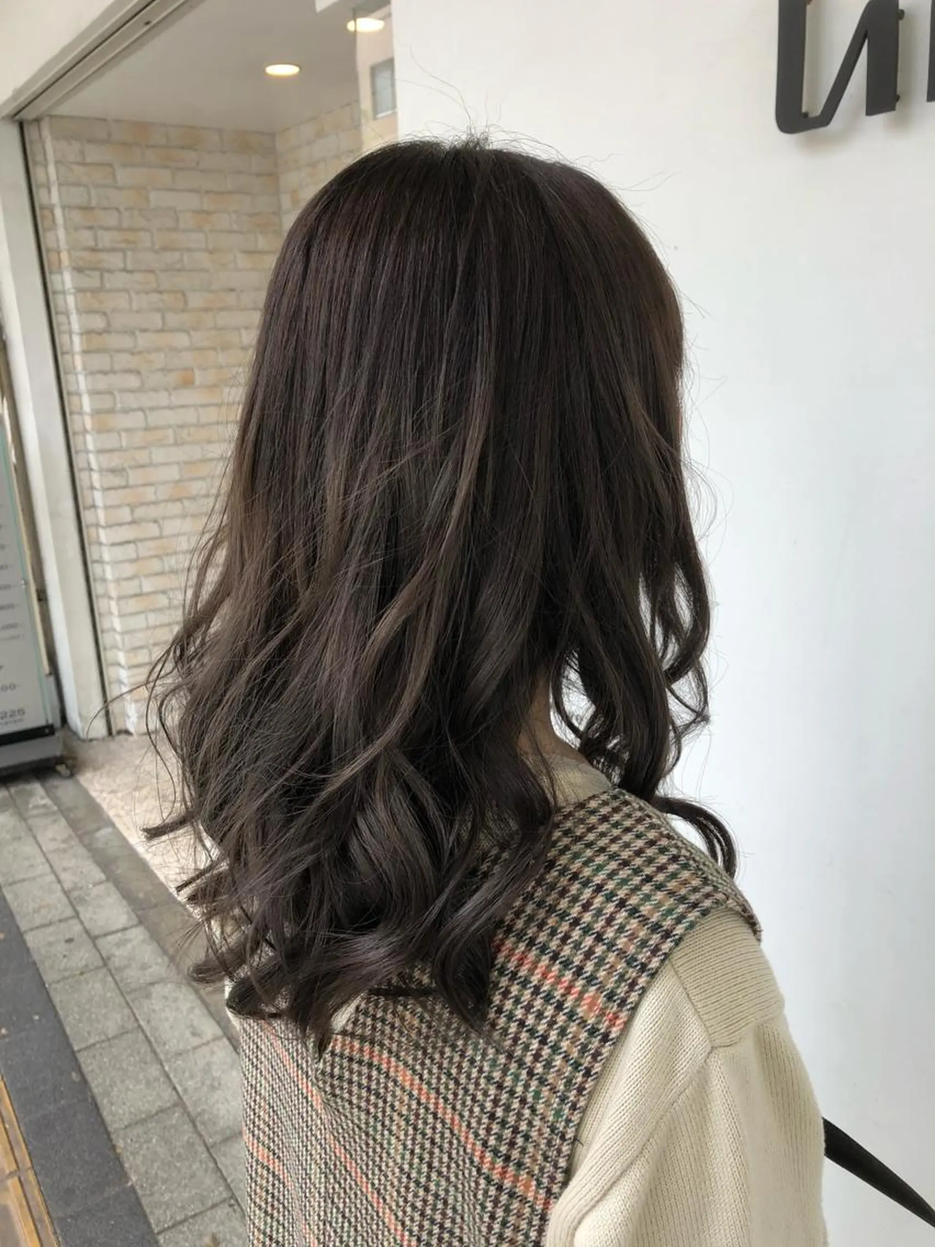 ミディアム カラー アッシュ アッシュグレー ブリーチ 透明感カラー グラデーションカラー 東條 克義のヘアスタイル