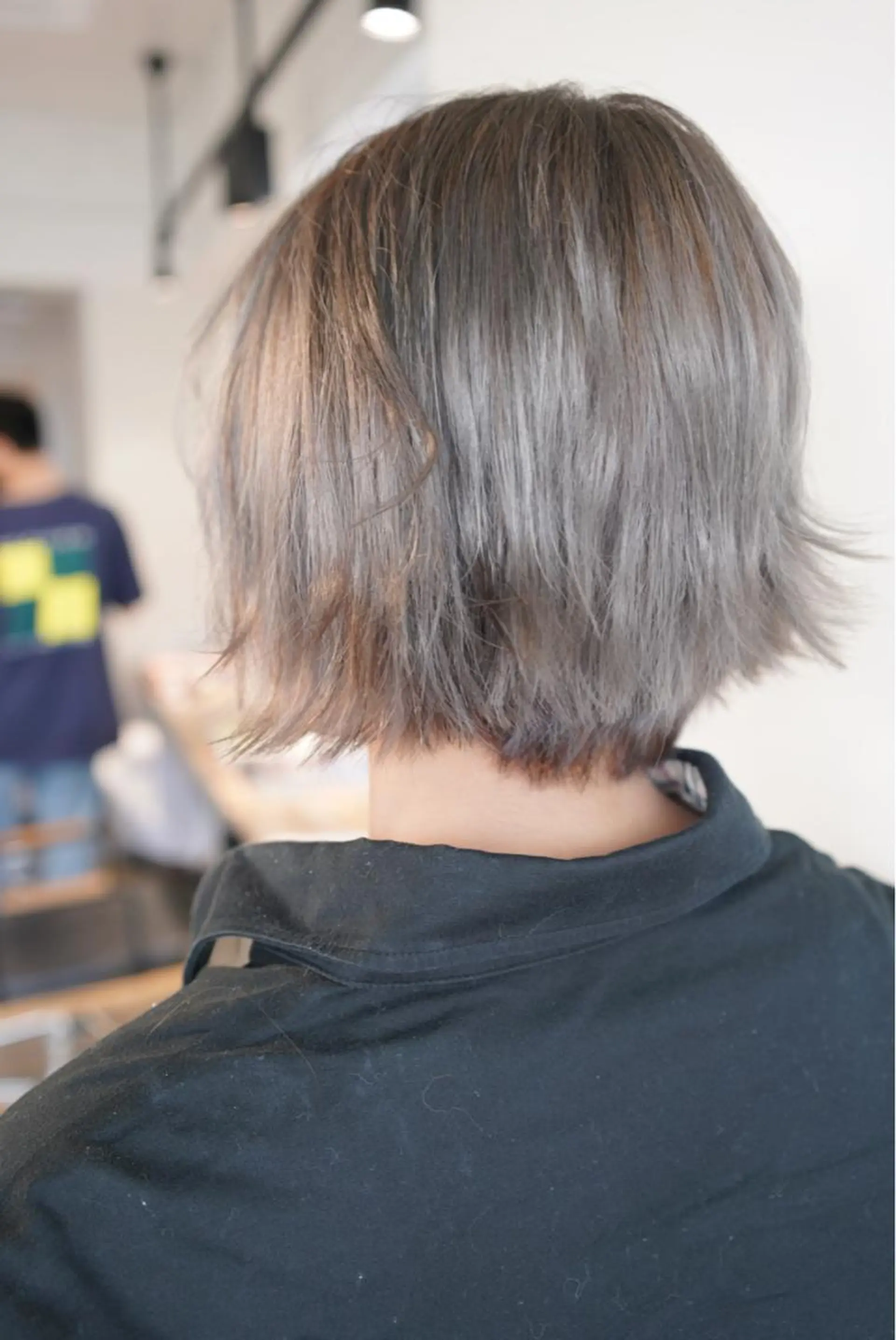 ミディアム カラー アッシュ シルバー シルバーアッシュ ヘアカラー トリートメント ハイトーン/レイヤー /ケアブリーチ石川治のヘアスタイル