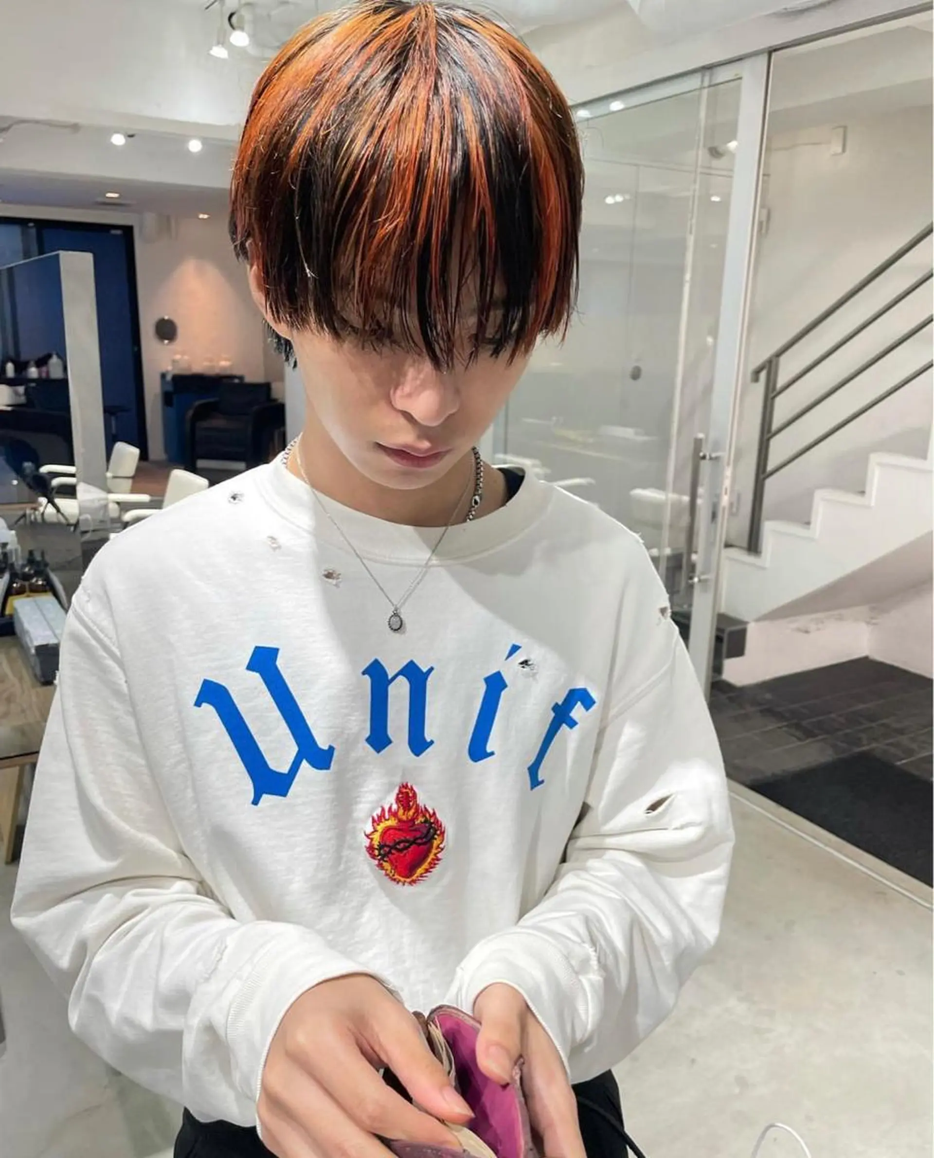 ショート カラー メンズ メンズバレイヤージュ メンズブリーチ センターパート フェードカット メンズハイライト スパイラルパーマ 🌐hina⭐️のヘアスタイル