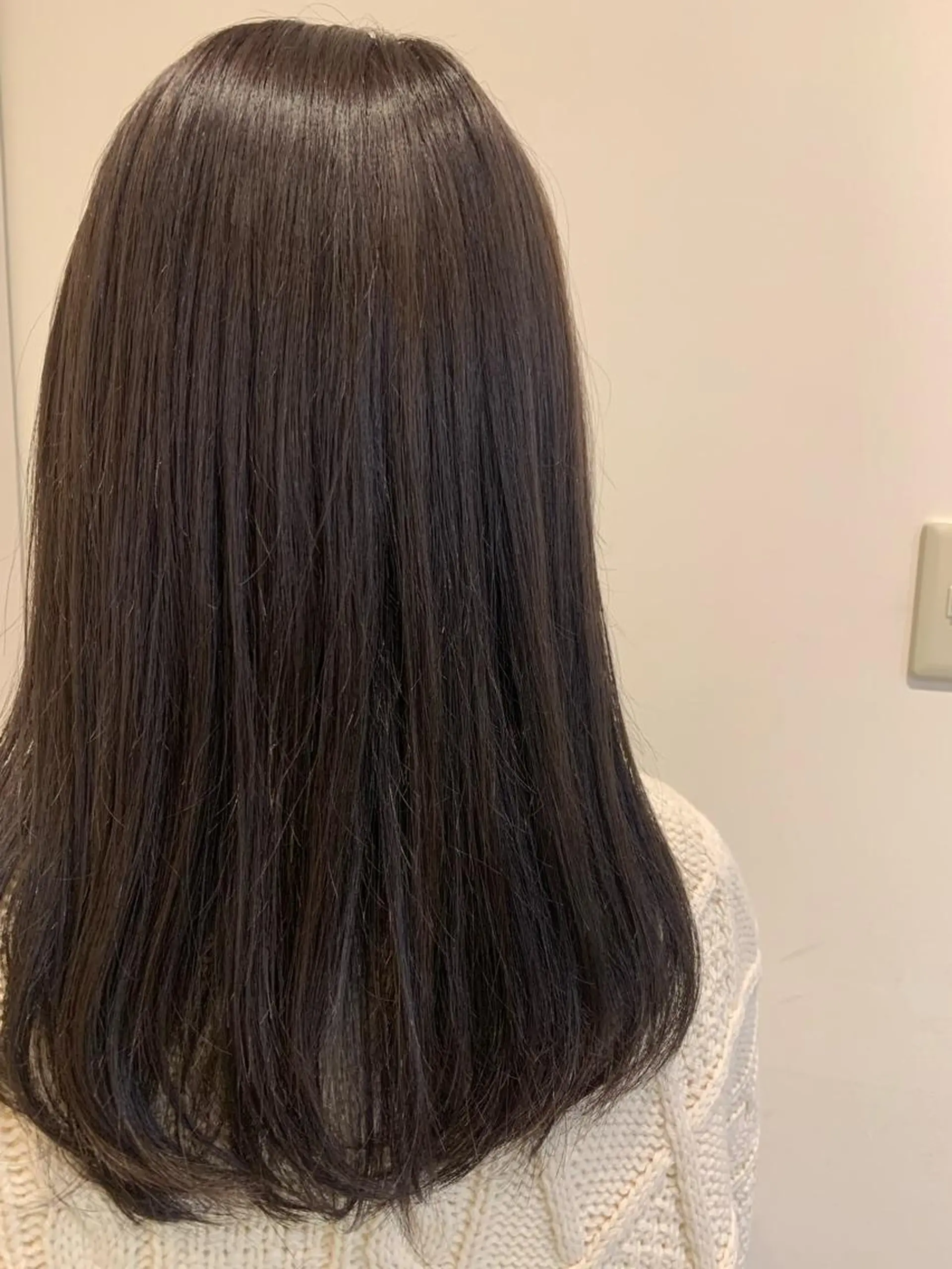 セミロング カラー グレージュ ラベンダーカラー ラベンダーグレージュ ラベンダーグレー om's poka 伊藤百花のヘアスタイル