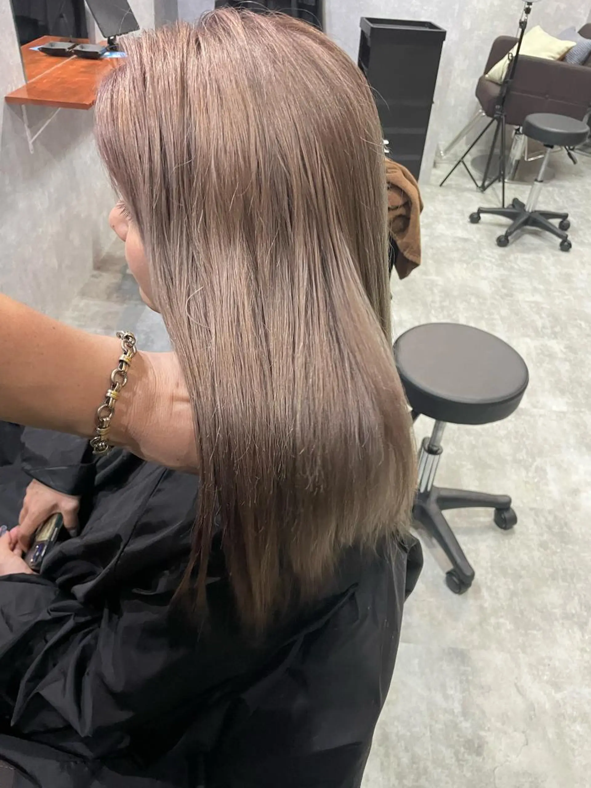 セミロング andKおもろまち店 艶ダブルカラー✨のヘアスタイル