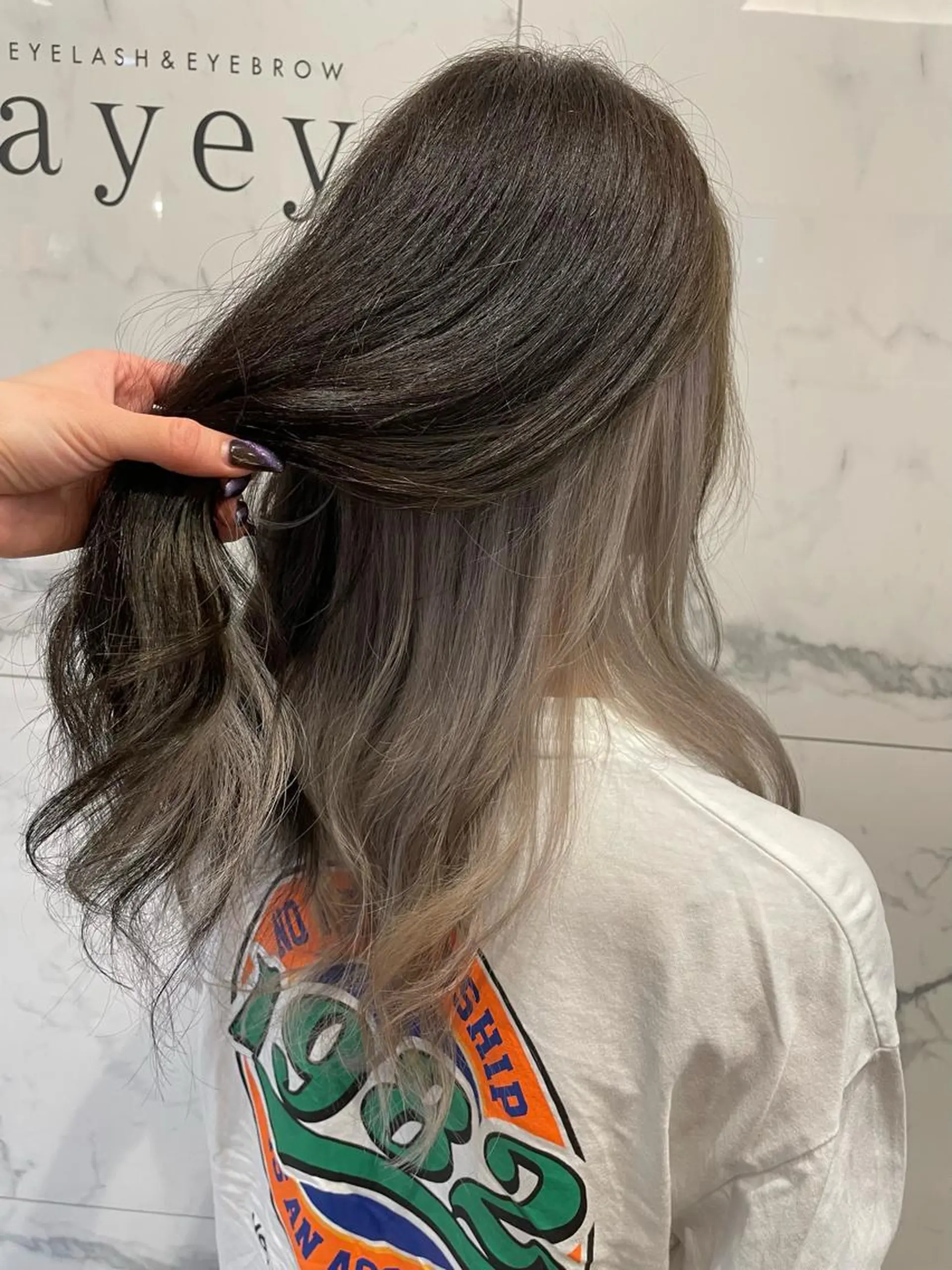 カラー インナーカラー 岡村 真子のヘアスタイル