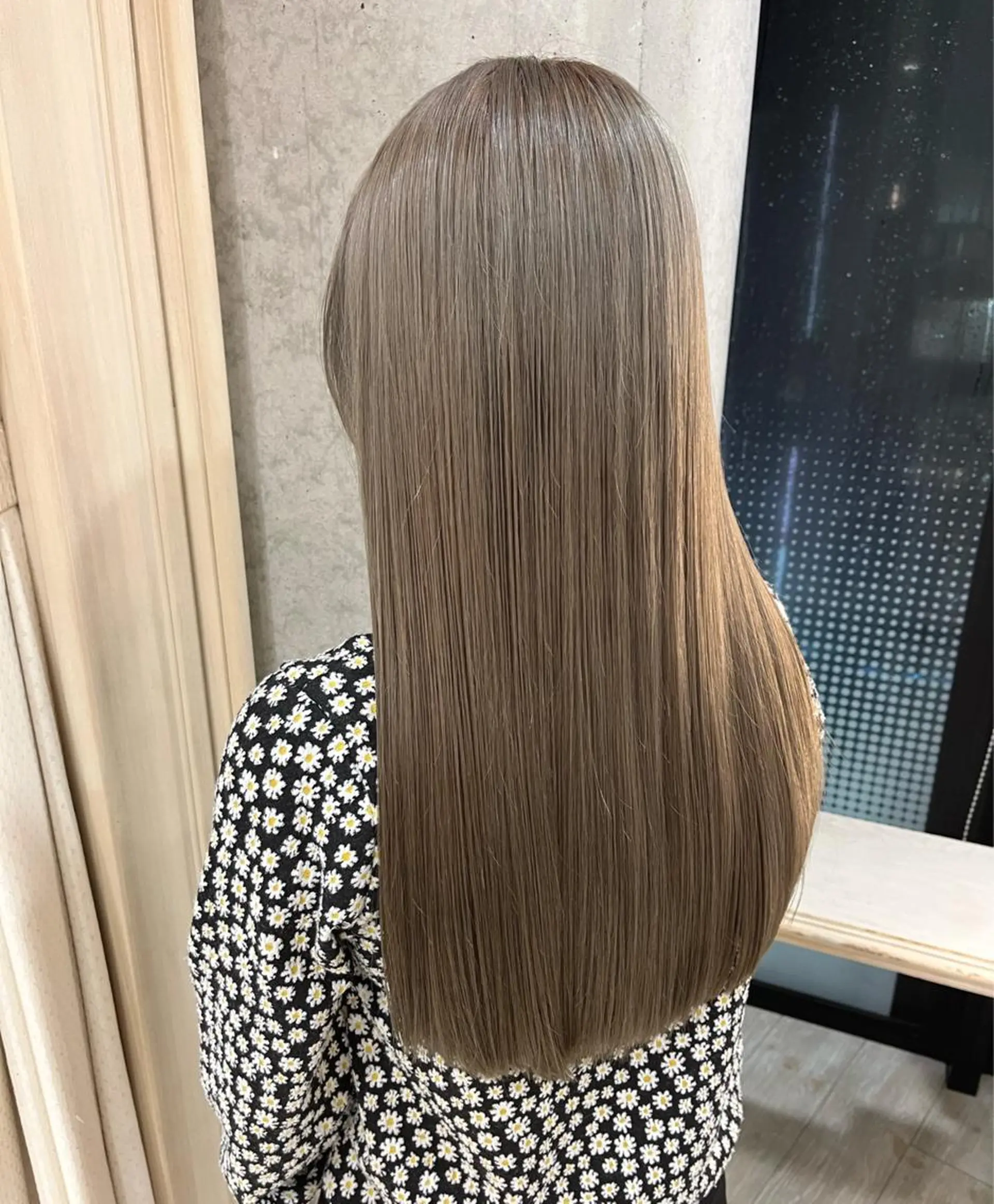 ロング カラー ブリーチ グレージュ サソウ ユリエ🥥のヘアスタイル