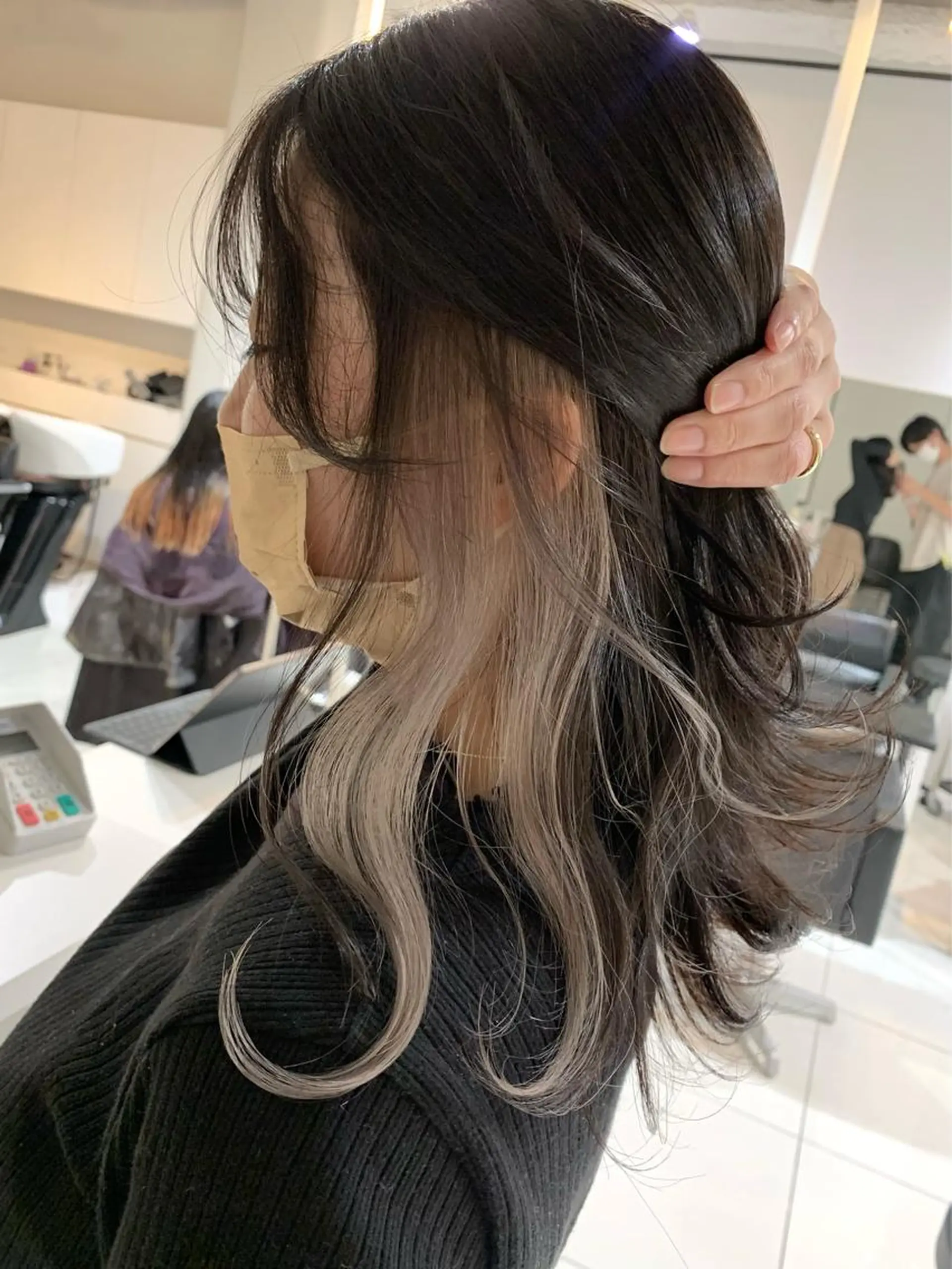 セミロング カラー ヘアアレンジ ベージュカラー グラデーションカラー ハイライトカラー インナーカラー くせ毛 阿部 圭悟のヘアスタイル