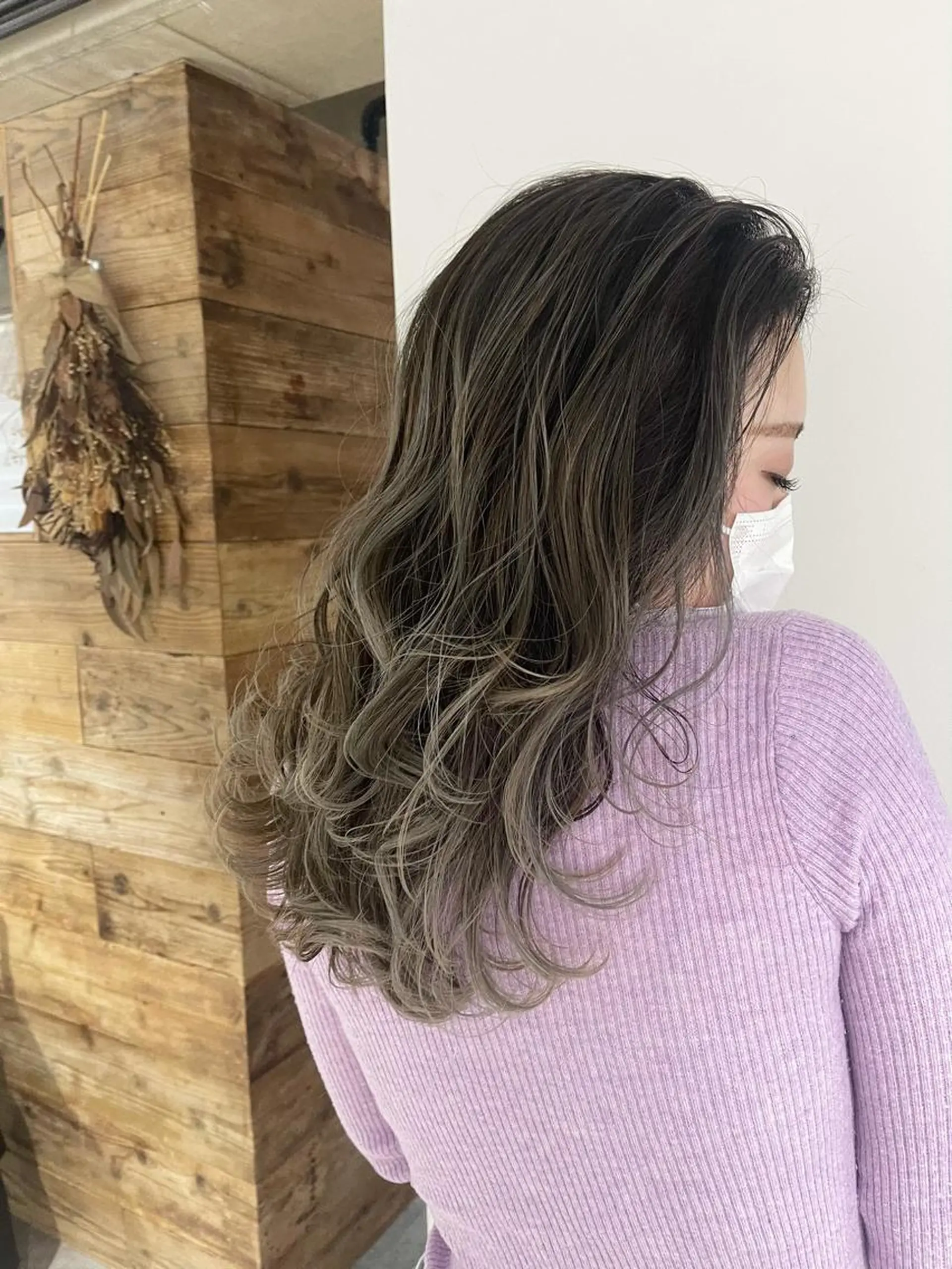 ミディアム カラー ブリーチ ヘアカラー トリートメント 白髪ぼかしハイライト バレイヤージュヤマトのヘアスタイル