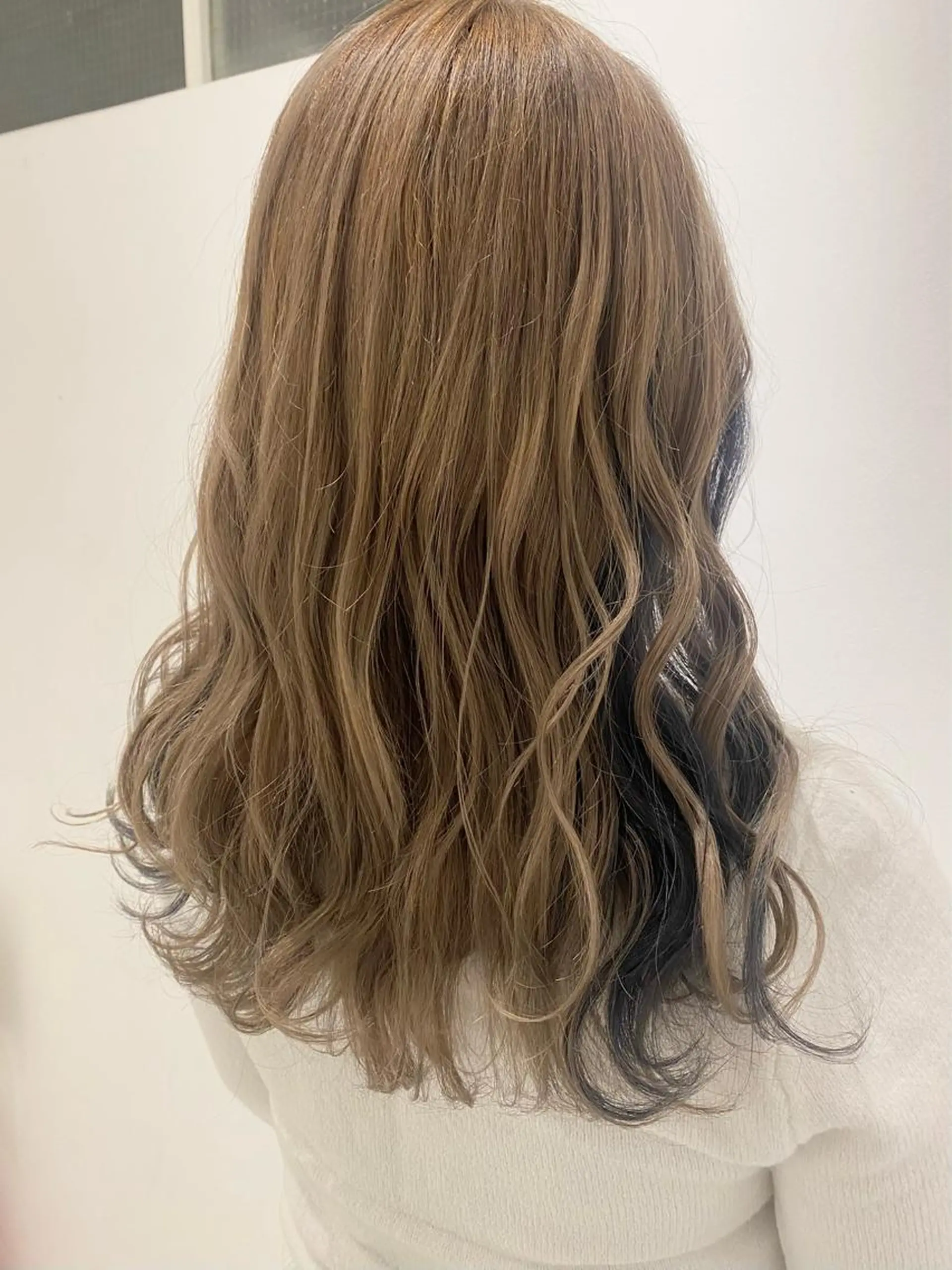 ロング カラー ベージュカラー ハイトーンカラー ハイトーンベージュ ネイビーカラー アオイ🩵暖色 /まろやかカラーのヘアスタイル