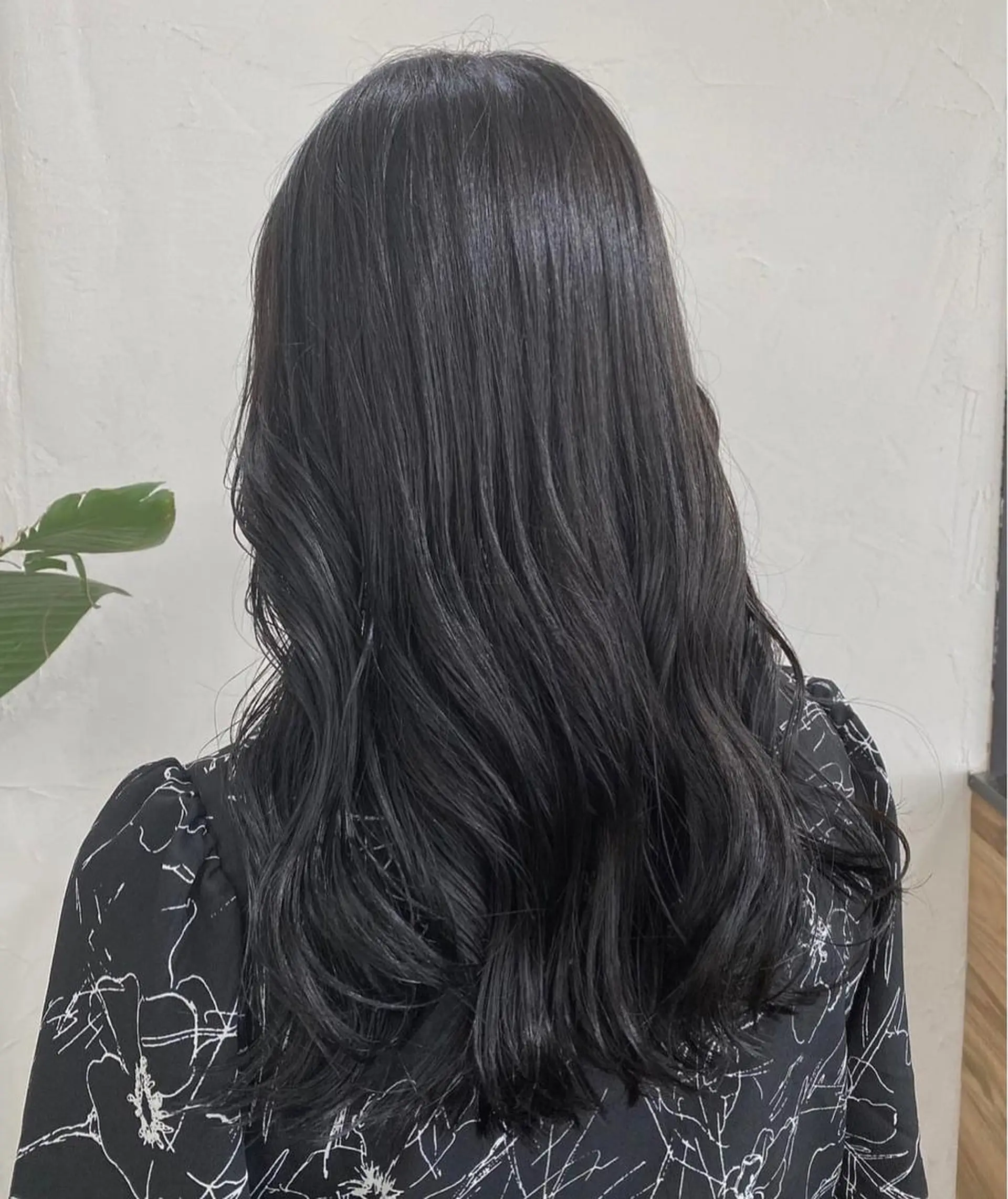 ロング カラー ヘアアレンジ ダークグレー カット ヘアカラー トリートメント 暗髪カラー🫐パーマ おくだりんかのヘアスタイル