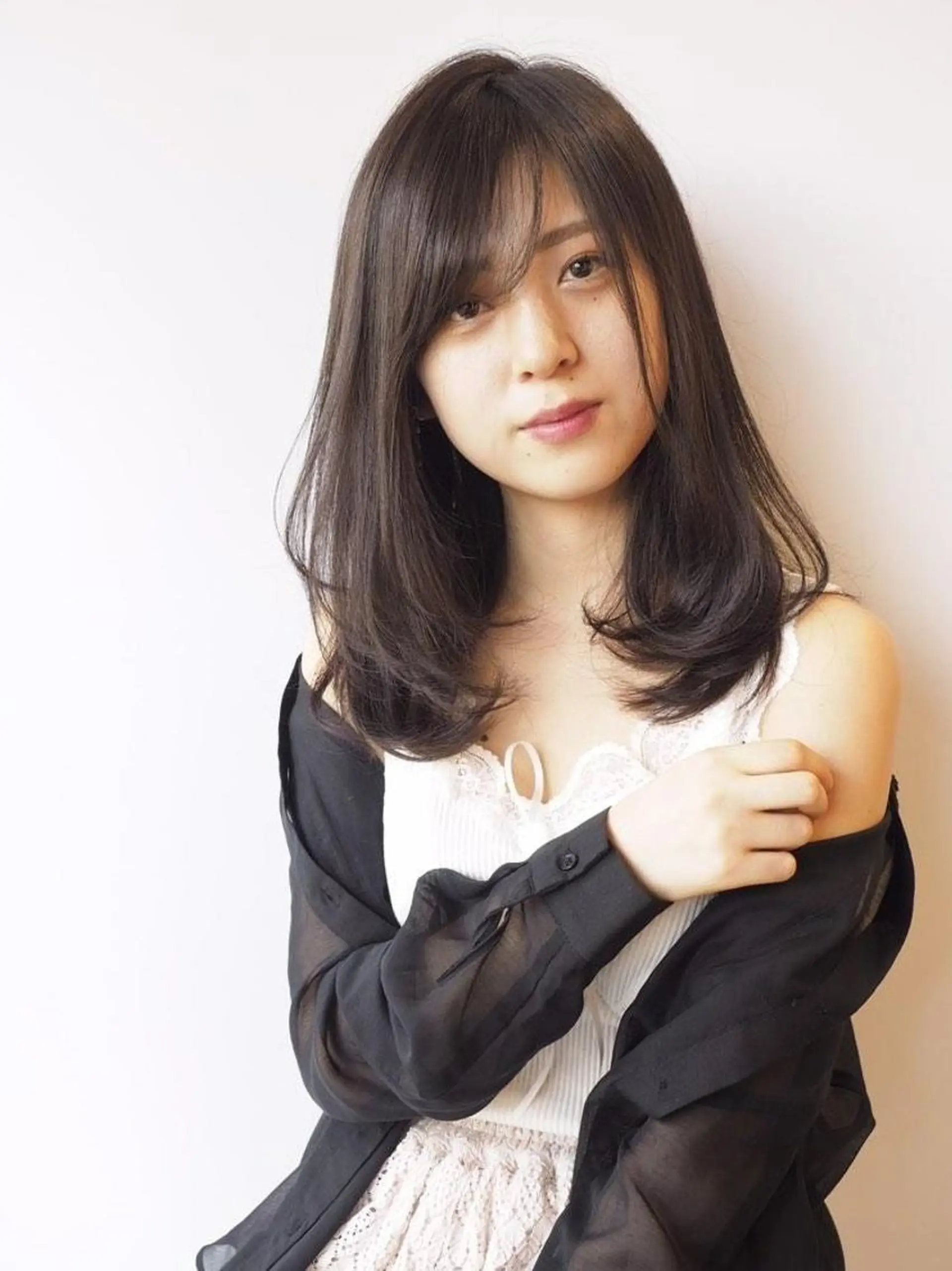 ミディアム カット ヘアカラー ブリーチ/ヘアケア/ 艶髪/イギチハルのヘアスタイル