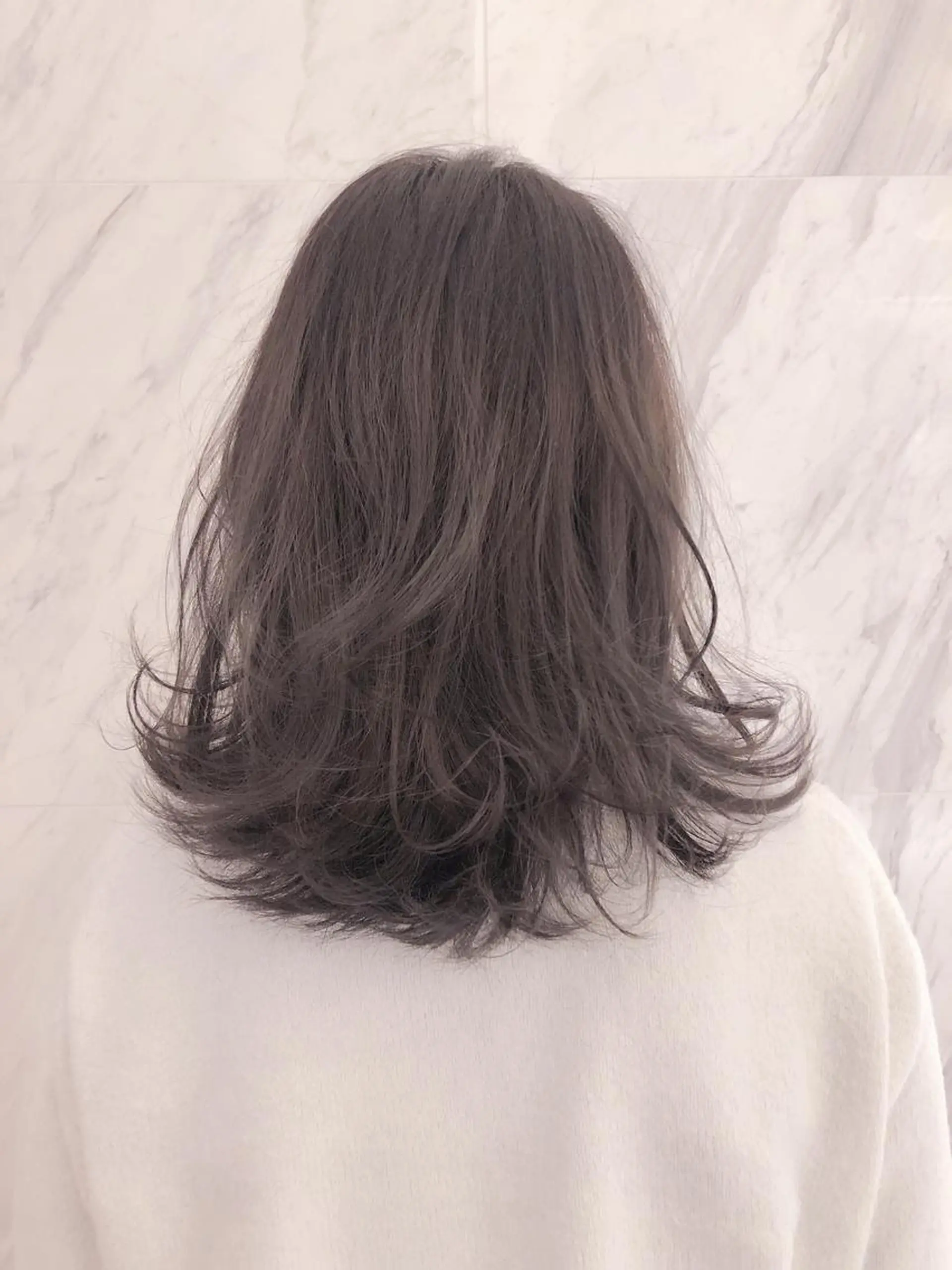 セミロング カラー グレージュ ラベンダーカラー ラベンダーグレージュ ラベンダーグレー ブリーチカラー 美髪矯正takaraのヘアスタイル