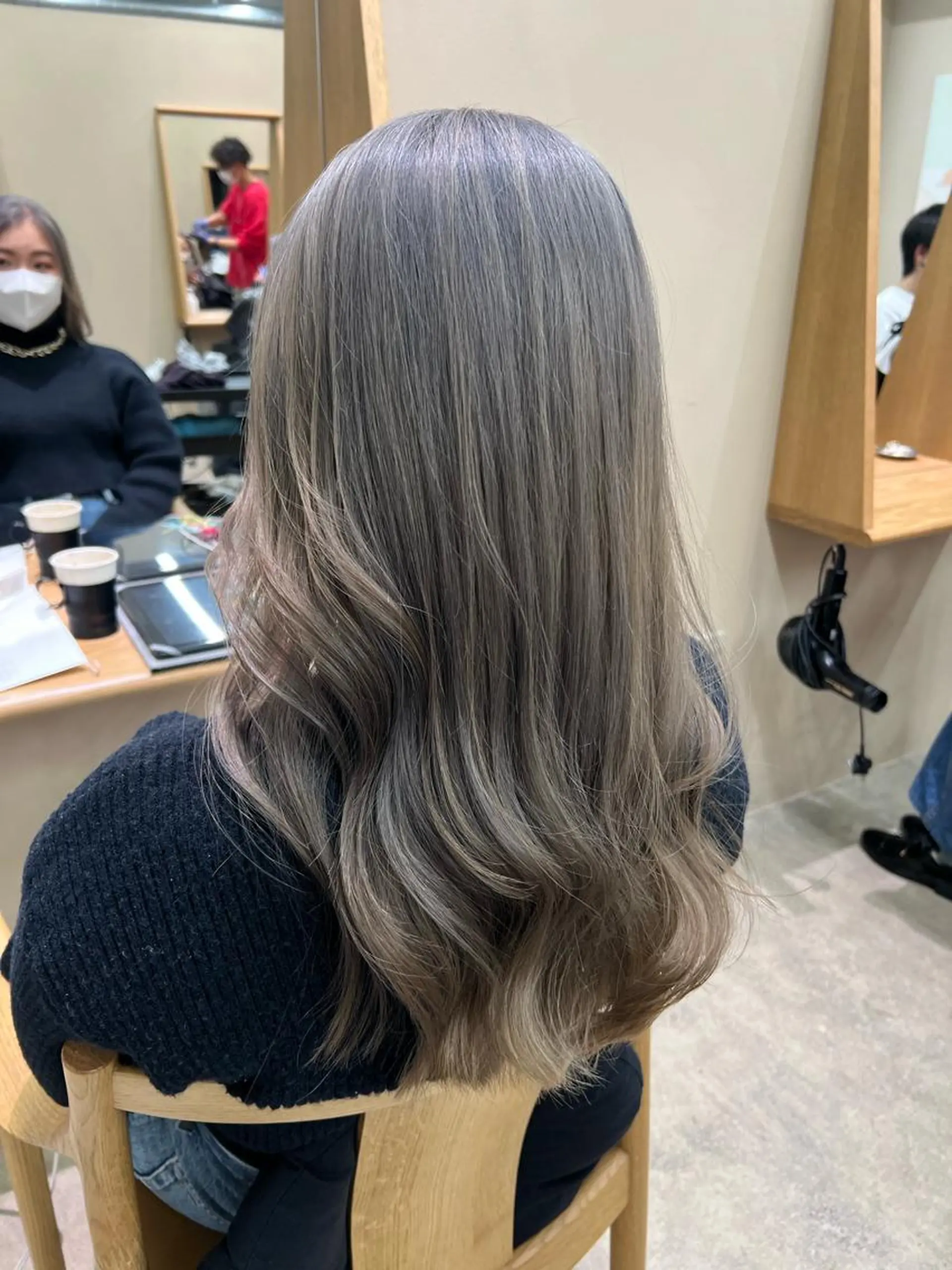 カラー ブリーチ グレージュ kento レイヤーカットのヘアスタイル