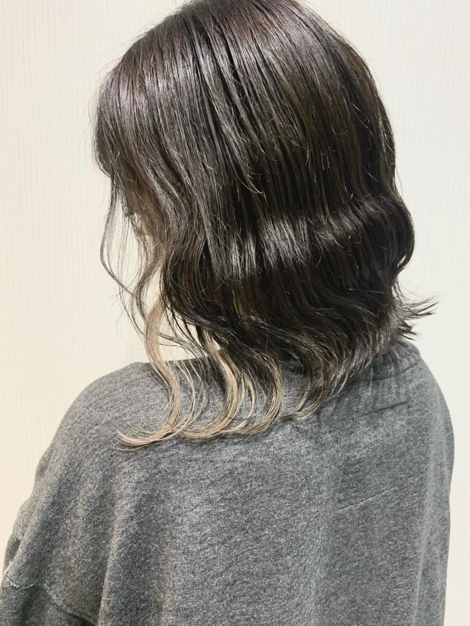 ミディアム カラー ベージュカラー ブリーチ イヤリングカラー ホワイトベージュ トリートメント ヘアカラー ハイトーン職人💗 松本輝美のヘアスタイル