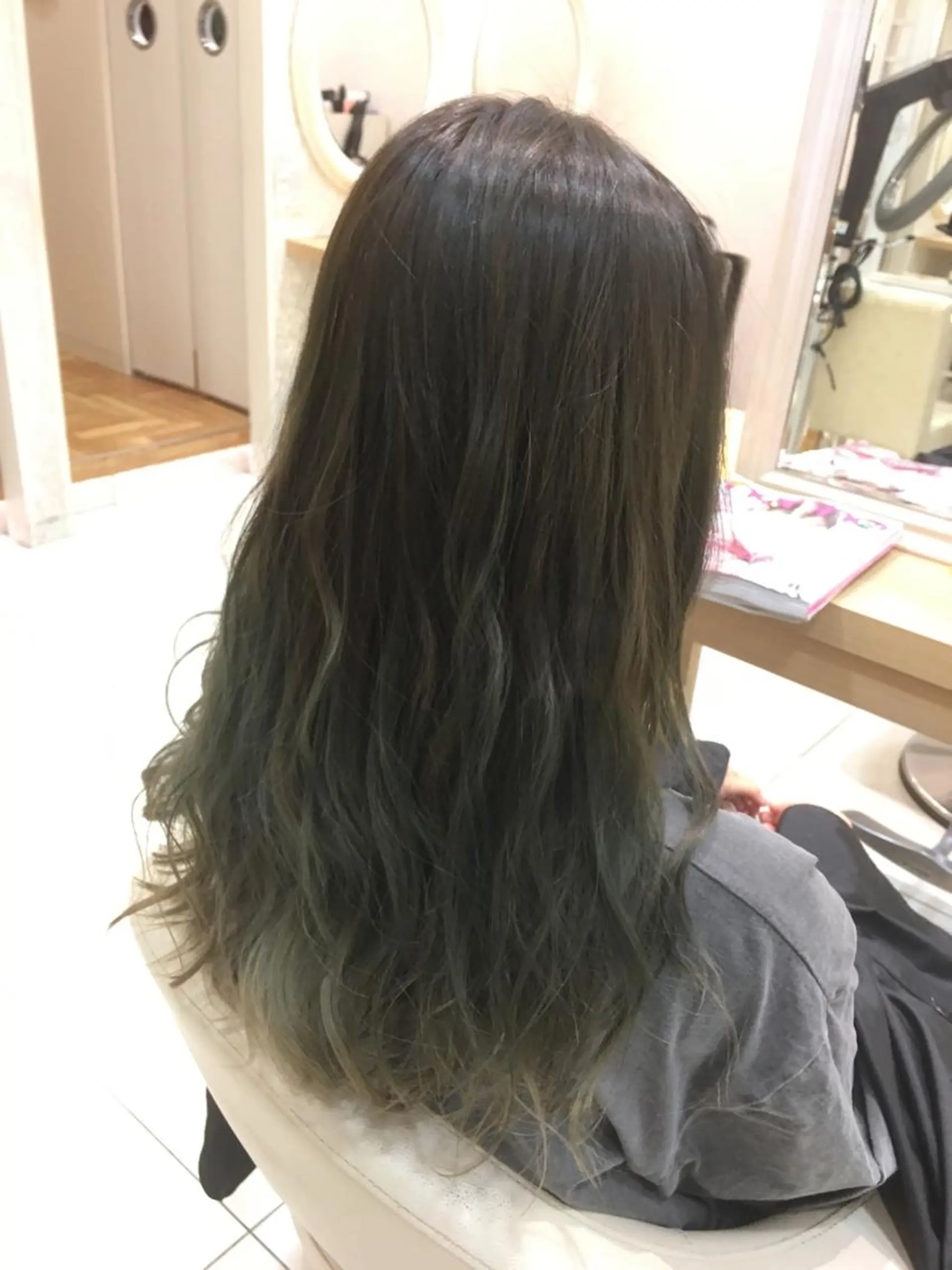 セミロング カラー グラデーションカラー 小田原NO1 美容師 飯田飛翔のヘアスタイル