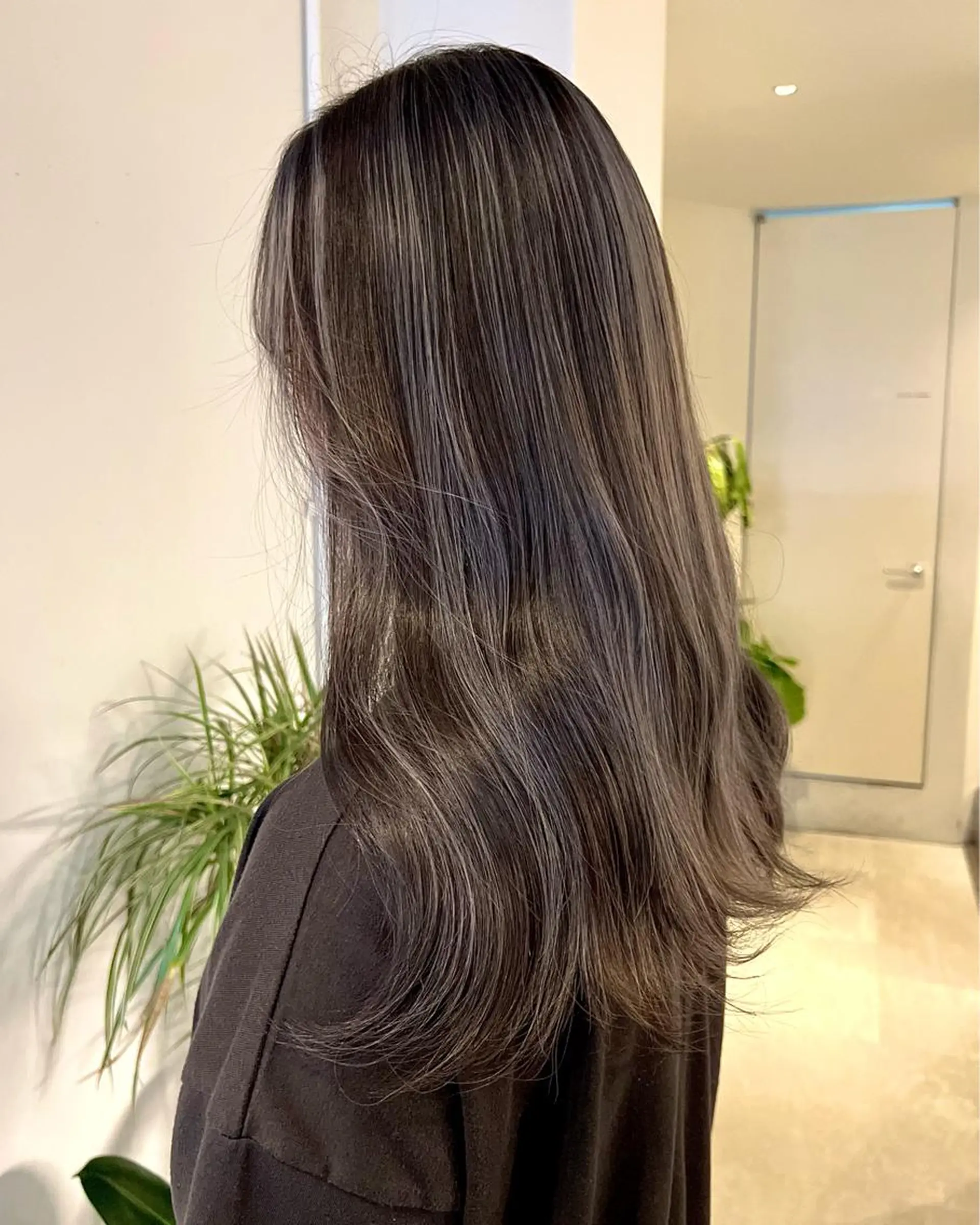 ロング カラー デザインカラー ハイライトカラー ハイライト ヘアカラー トリートメント RAIMA ケアハイトーンのヘアスタイル