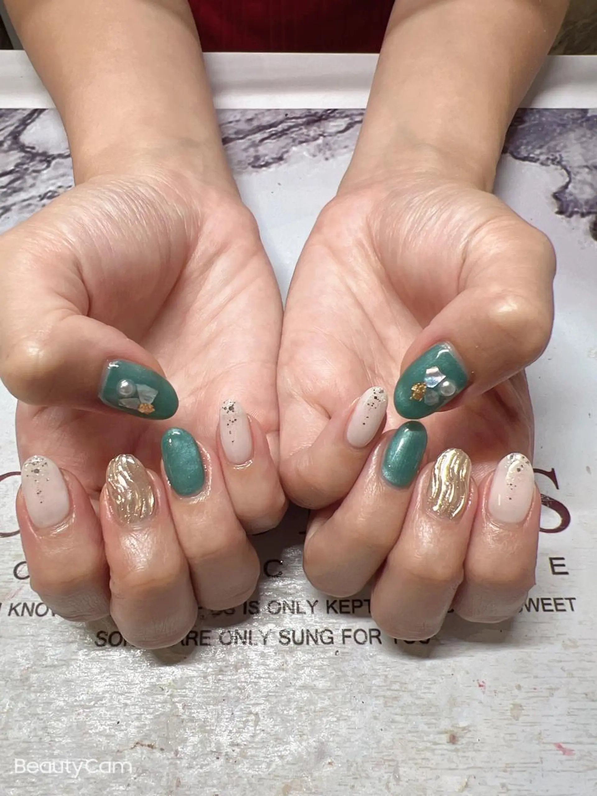 ネイル ガレンドウ 白澤 愛子のネイルデザイン