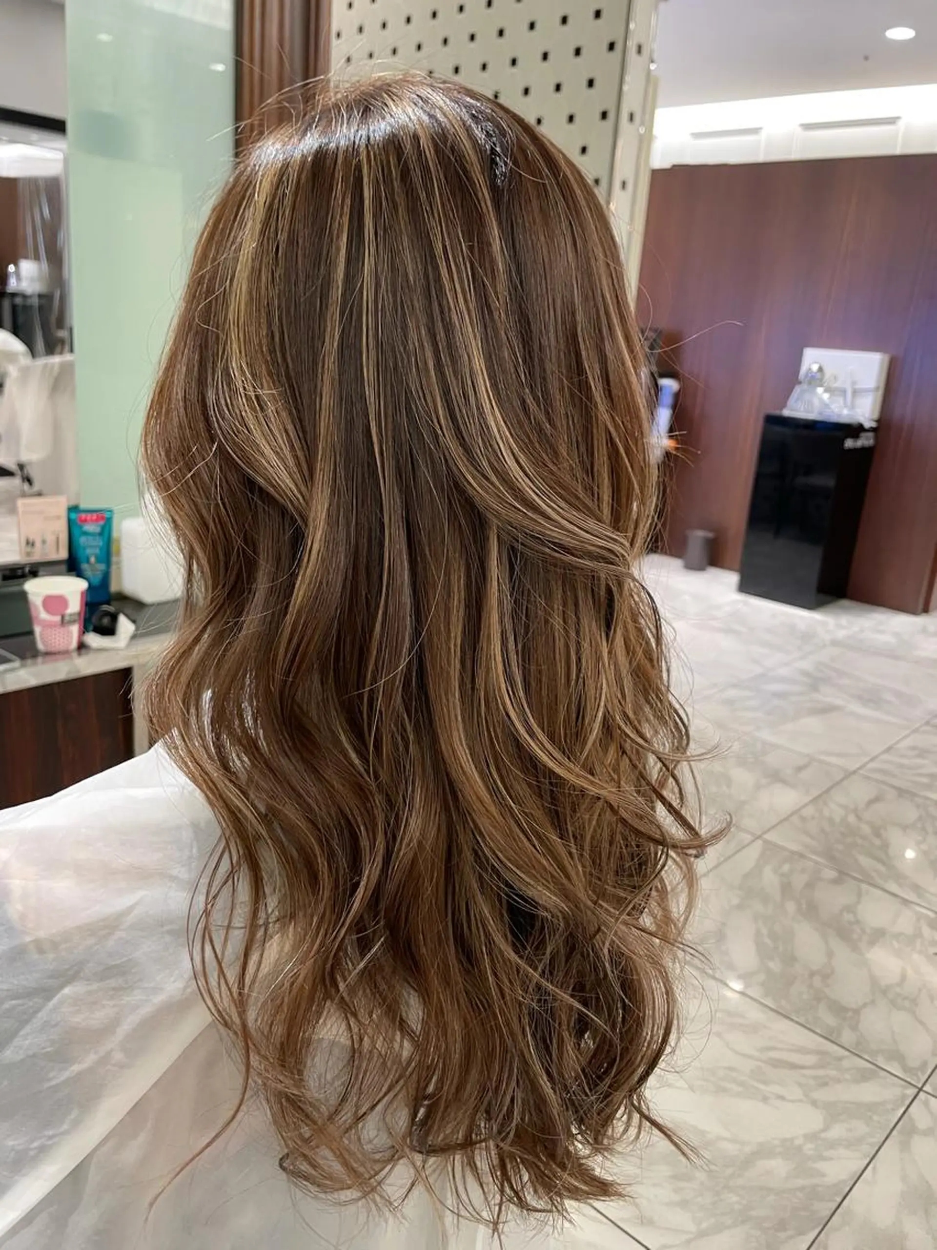 ロング カラー ハイライトカラー 外国人風カラー ハイライト ヘアカラー コテ巻きパーマ 藤野佑成のヘアスタイル