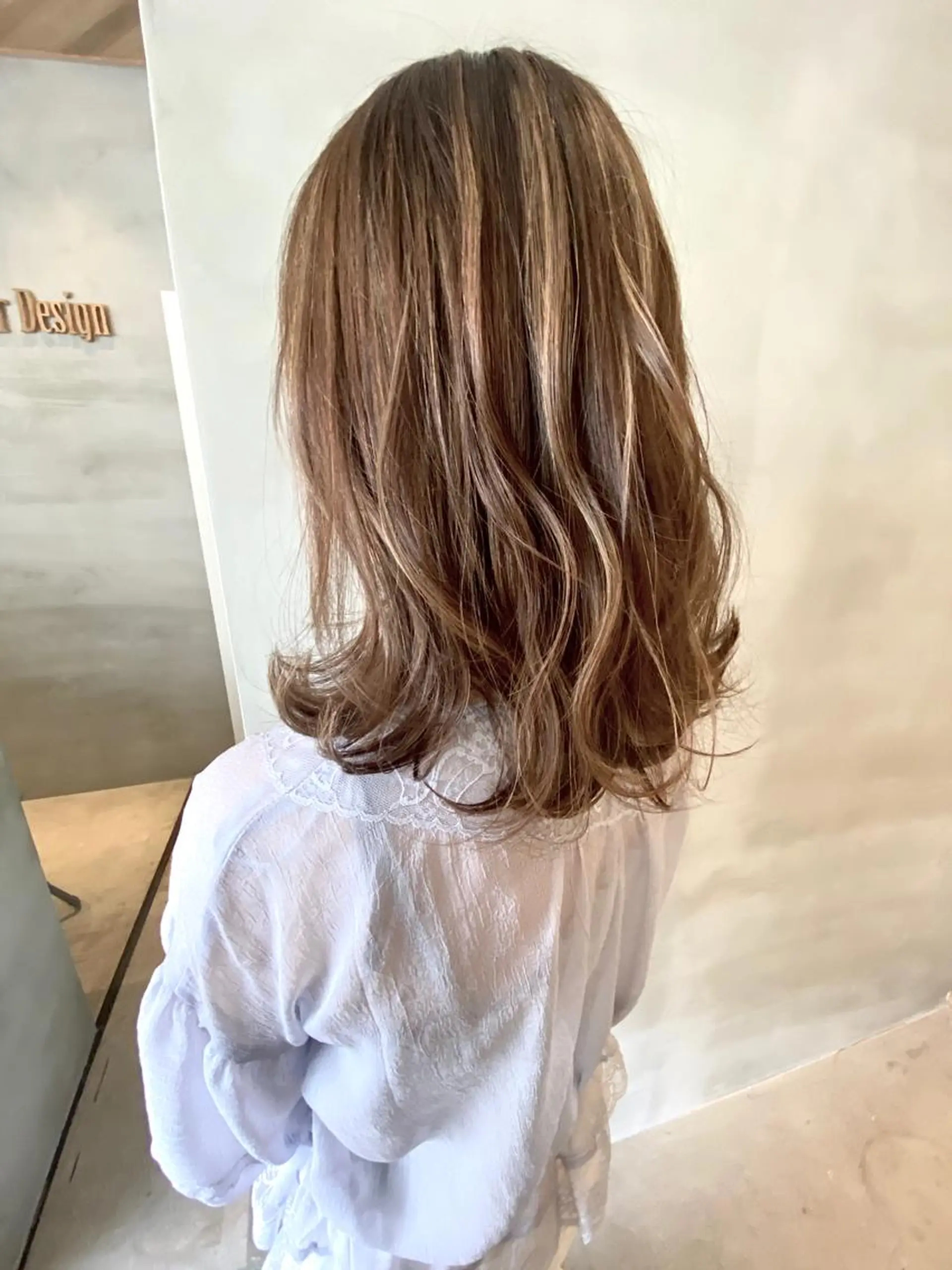 セミロング カラー ヘアアレンジ ネイル マツエク・マツパ 透明感カラー ハイライトカラー 外国人風カラー ハイライト 外ハネヘア カット ヘアカラー 夜23時まで予約🉑 reverieあきらのヘアスタイル