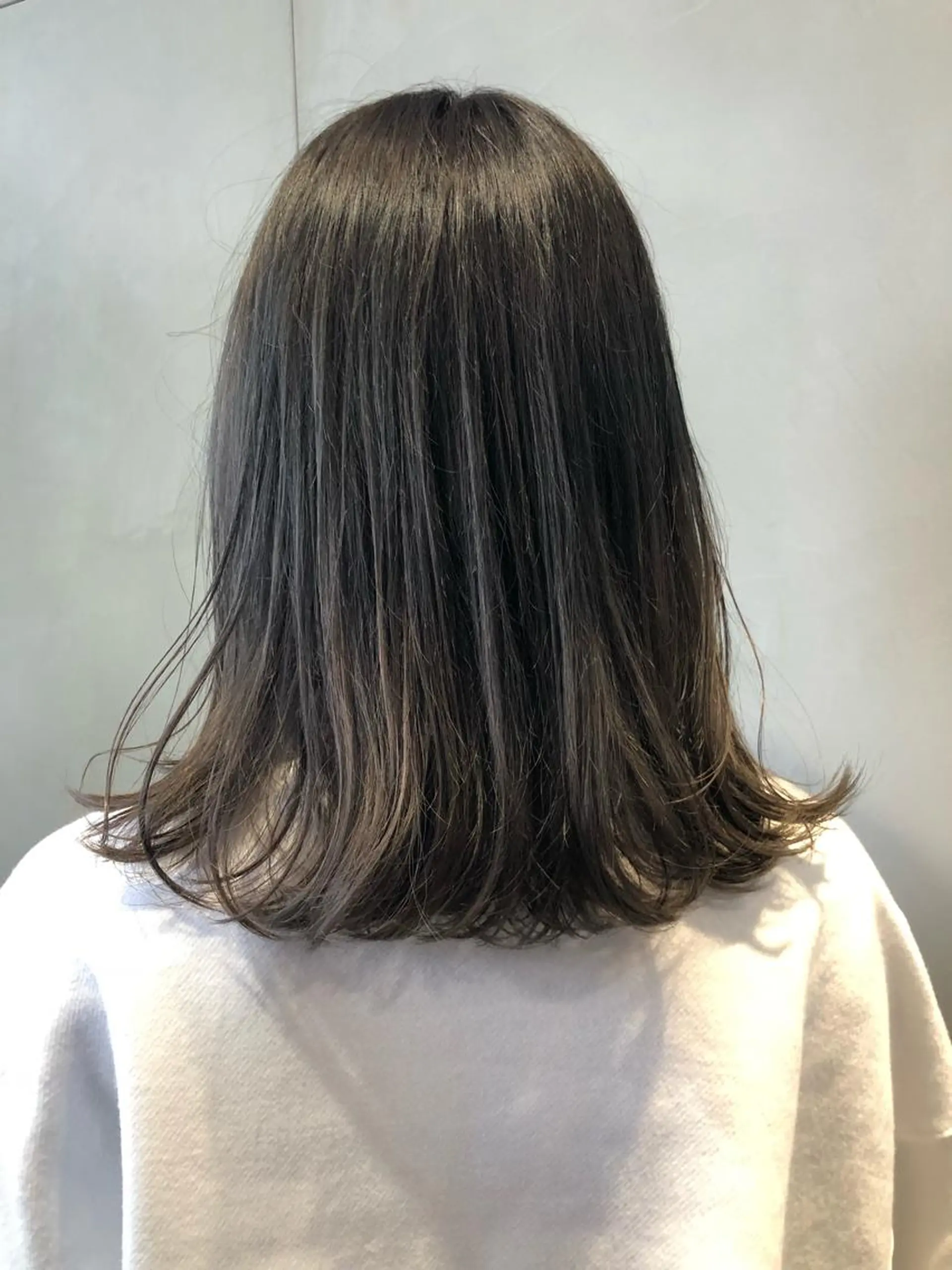 ミディアム カラー 荒木 依莉亜のヘアスタイル