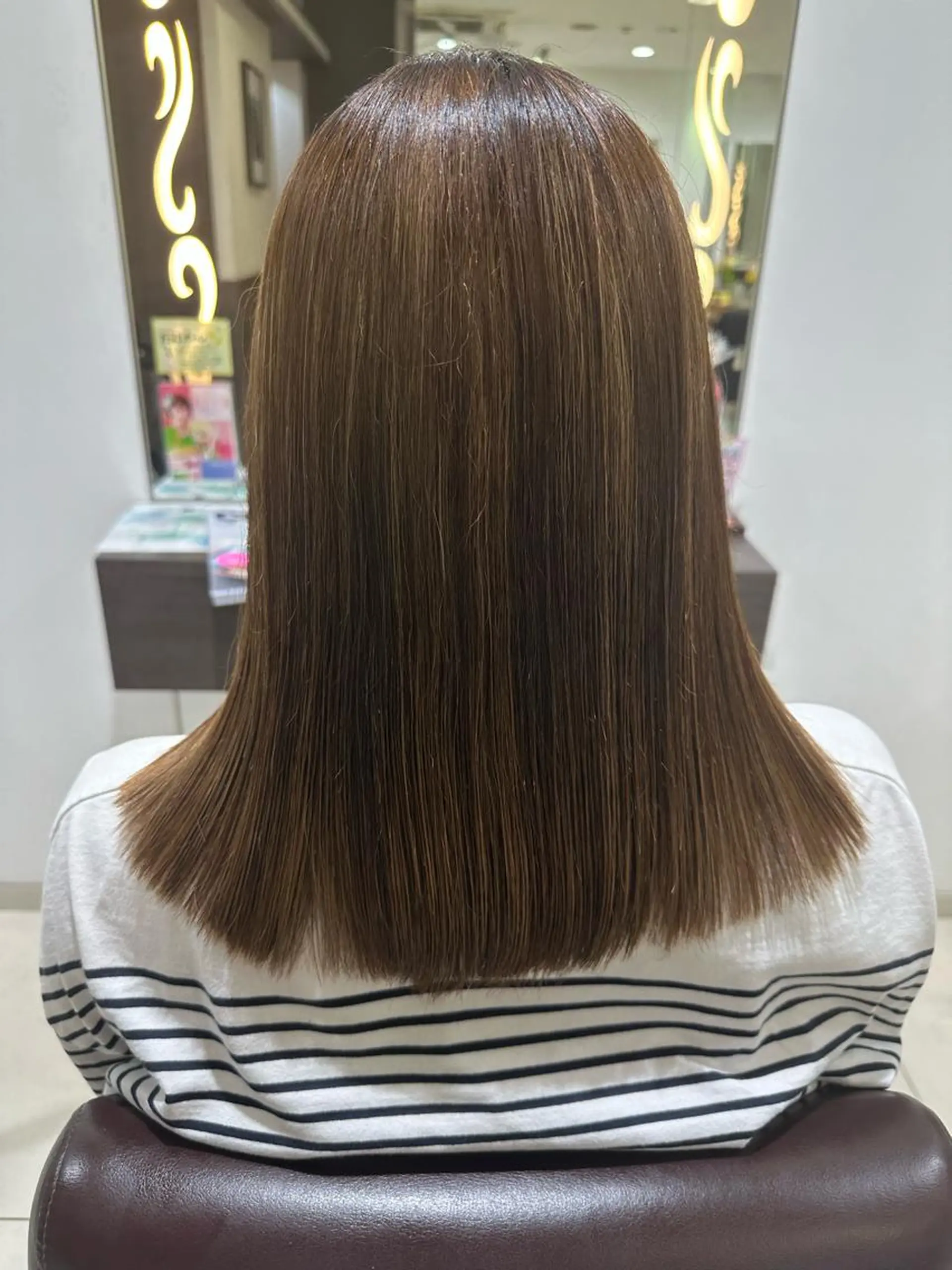 ミディアム レイヤー 艶々カラーのヘアスタイル