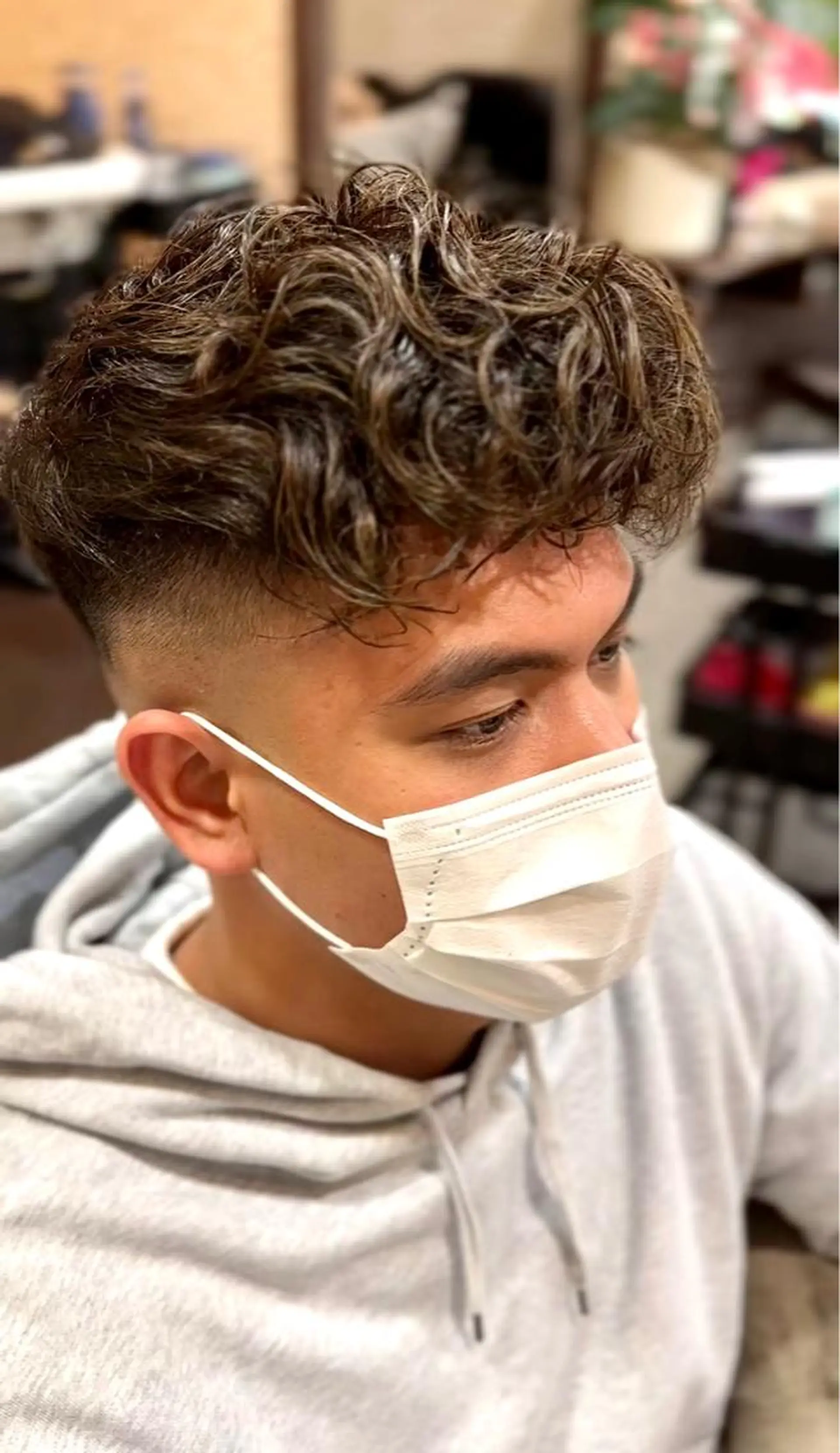 ショート パーマ メンズ フェードカット スキンフェード スペインカール アダチ コウスケのヘアスタイル