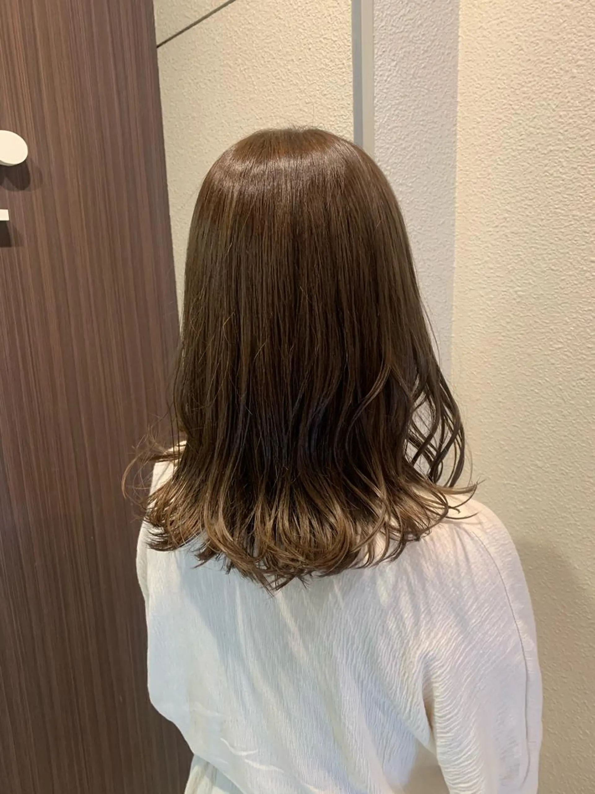 ミディアム カラー パーマ ミディアムパーマ ベージュカラー 外ハネヘア カット ヘアカラー トリートメント 藤本 麻衣のヘアスタイル