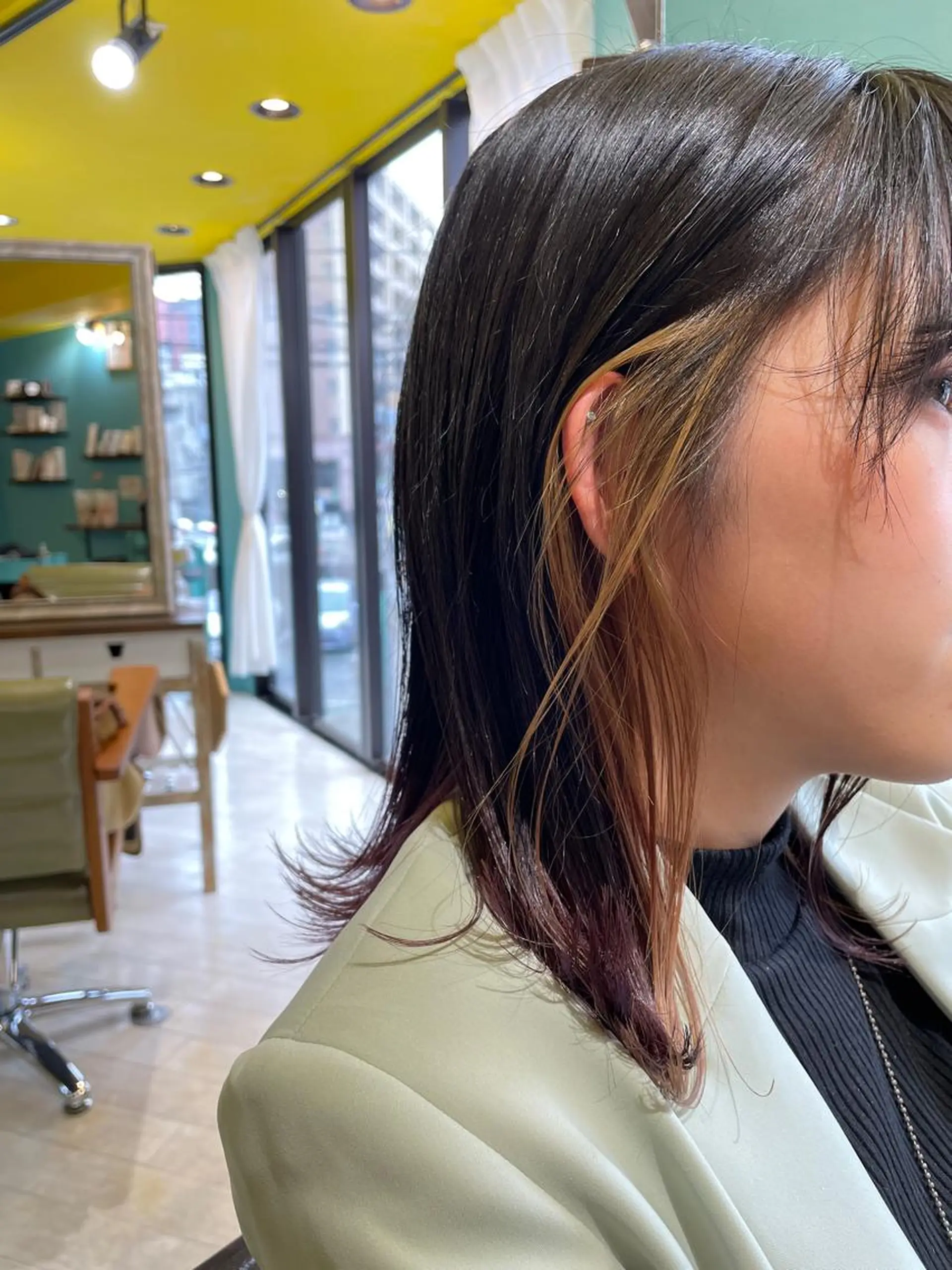 セミロング カラー 抜きっぱなしブロンド ブラウンカラー グラデーションカラー インナーカラー ヘアカラー トリートメント 末石 智のヘアスタイル