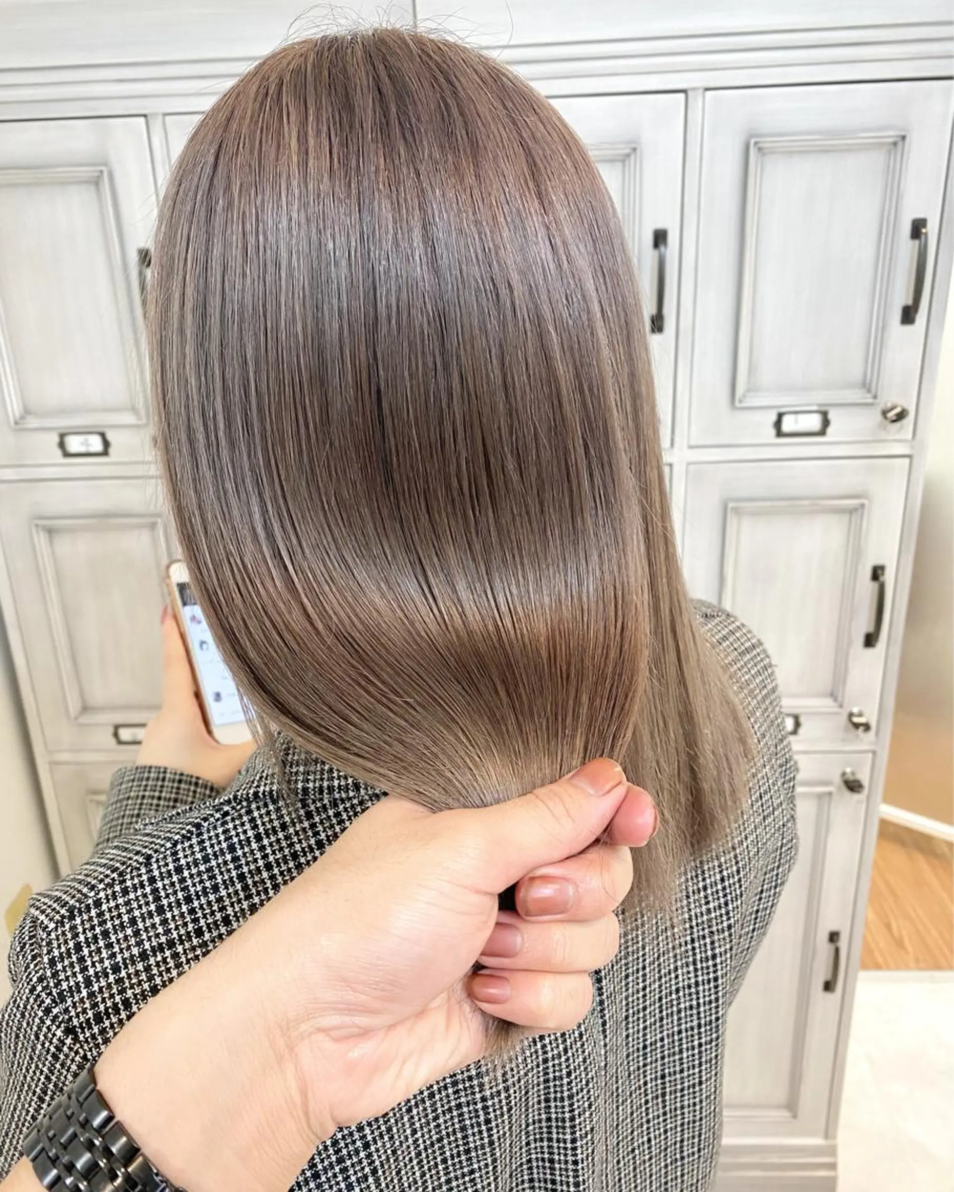 ミディアム カラー ベージュカラー ブリーチ 色ムラ修正の神様 新宿ハイトーンかすみのヘアスタイル