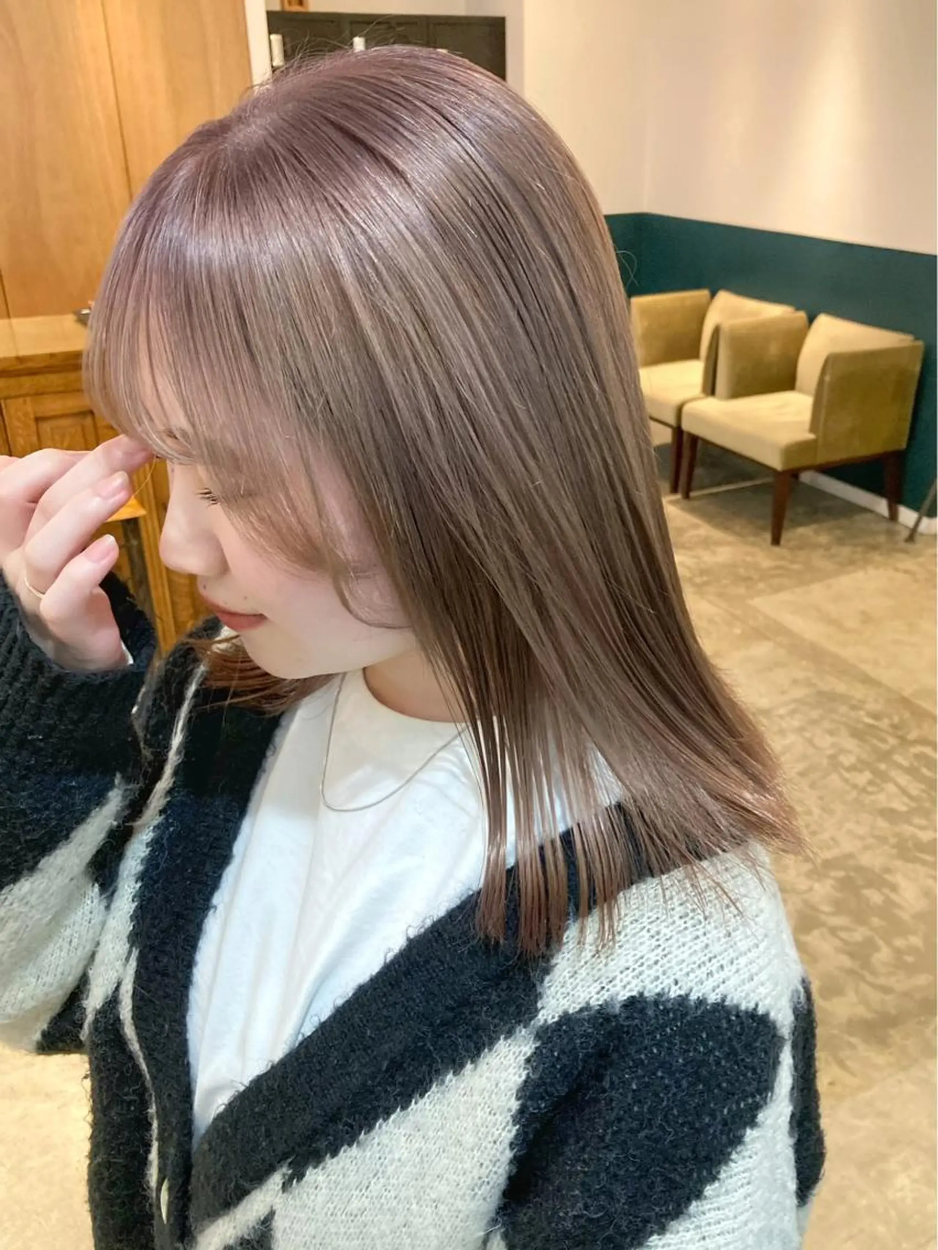 セミロング カラー ブリーチ グレージュ ハイトーンカラー ハイトーングレージュ ピンクカラー ヘアカラー カラーリスト菅野 竜矢🌈のヘアスタイル