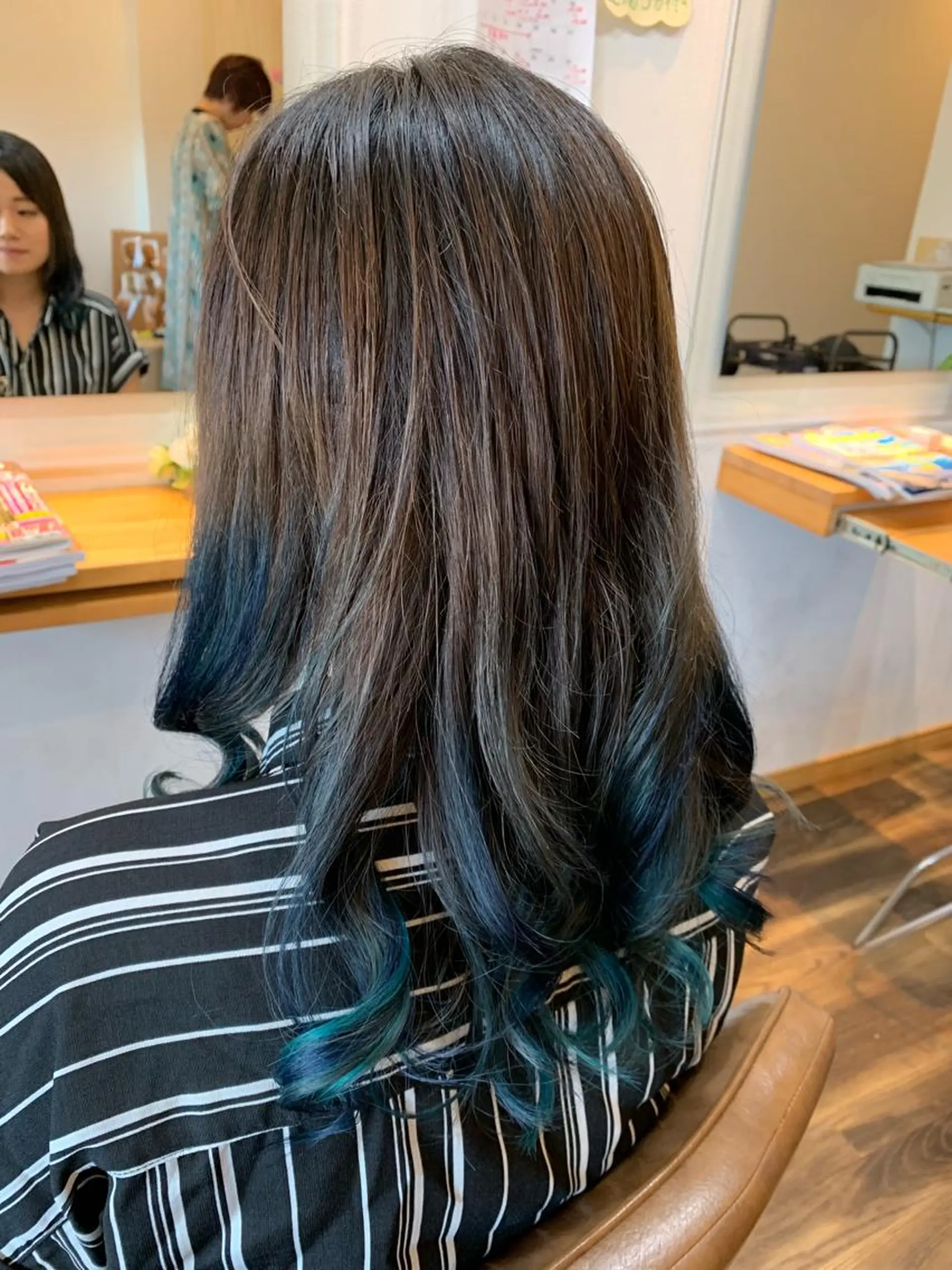 セミロング カラー グラデーションカラー 石川 奈緒子のヘアスタイル