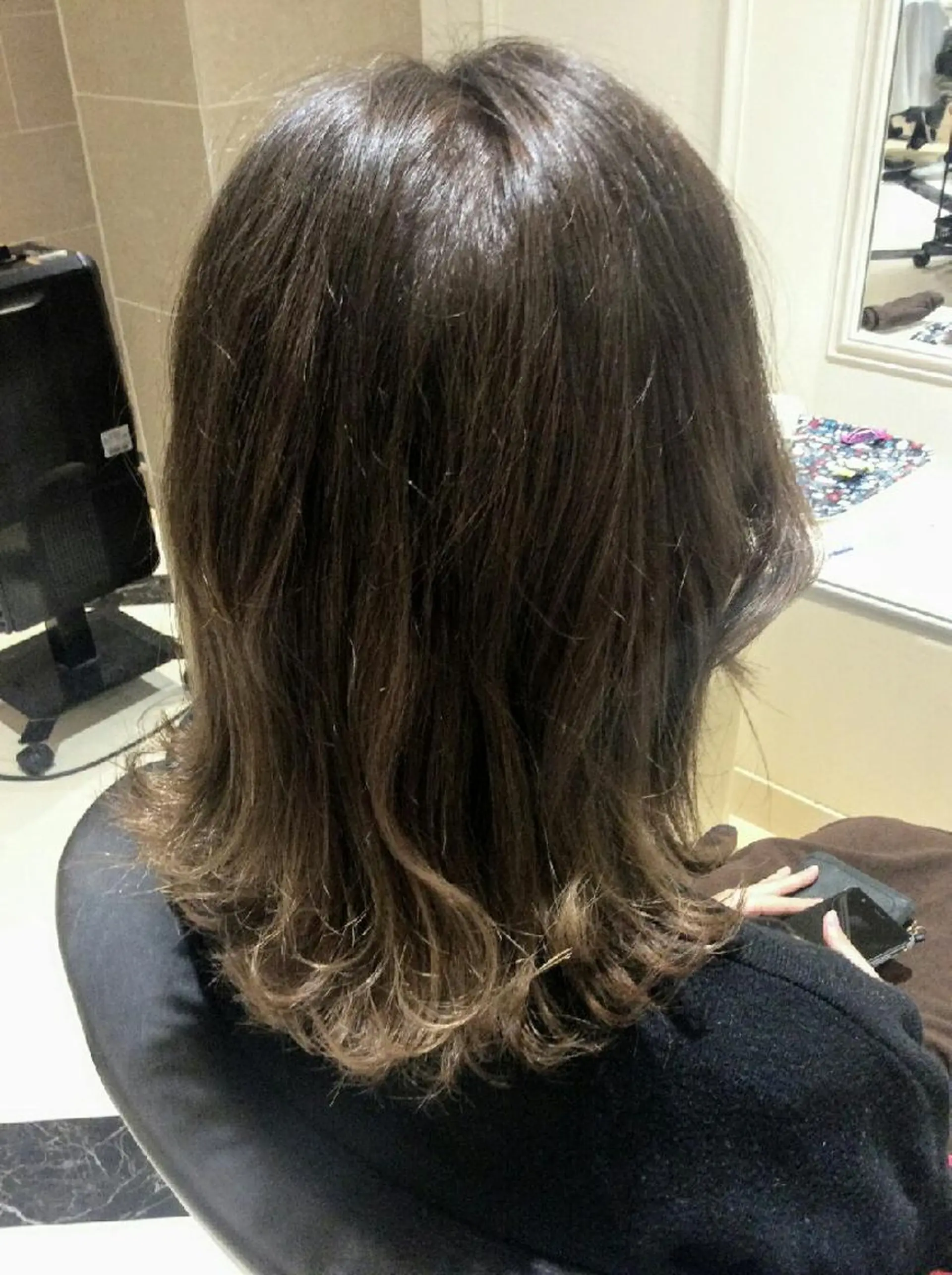 ミディアム カラー アッシュ グラデーションカラー ハイライトカラー ハイライト 外ハネヘア 畠村 美智子のヘアスタイル