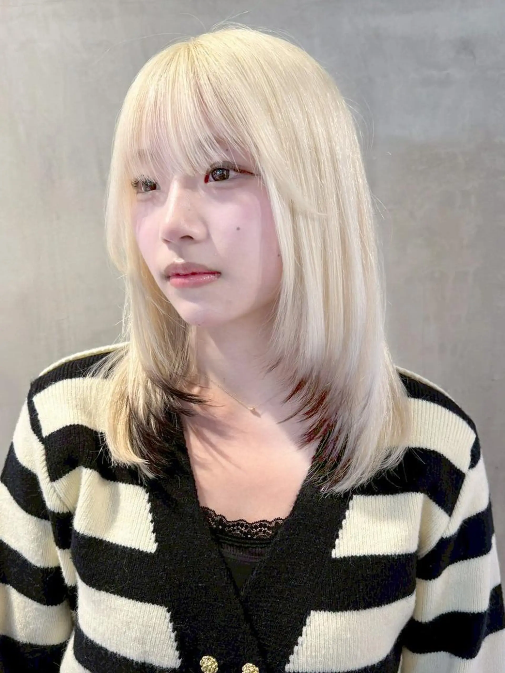 ミディアム カラー ベージュカラー ブロンド ホワイトベージュ 顔まわりレイヤー 顔周りカット カット ヘアカラー トリートメント ITbyALBUM 浦和店のヘアスタイル