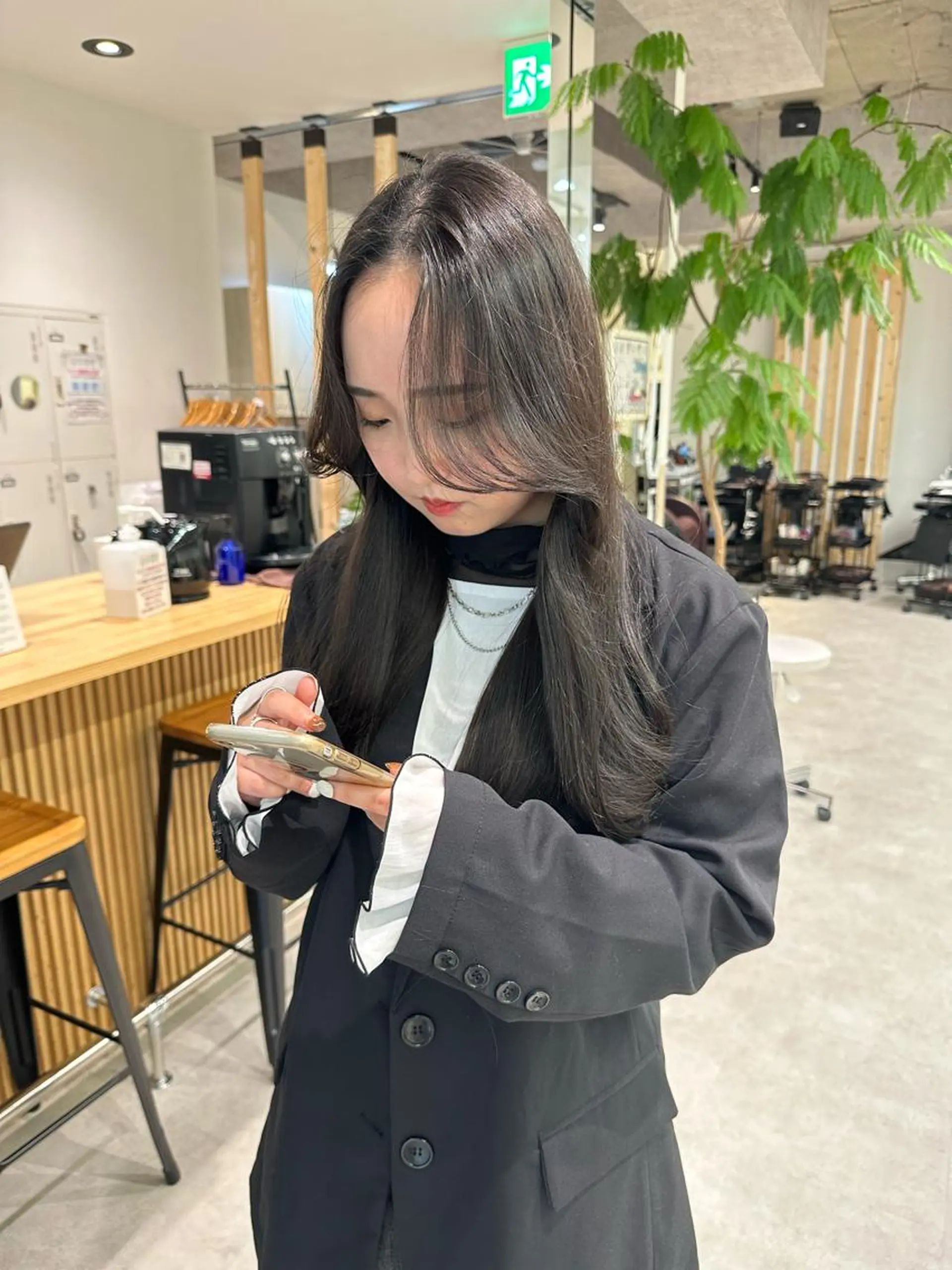 ロング カラー レイヤー/顔まわり カット/地毛風カラーのヘアスタイル