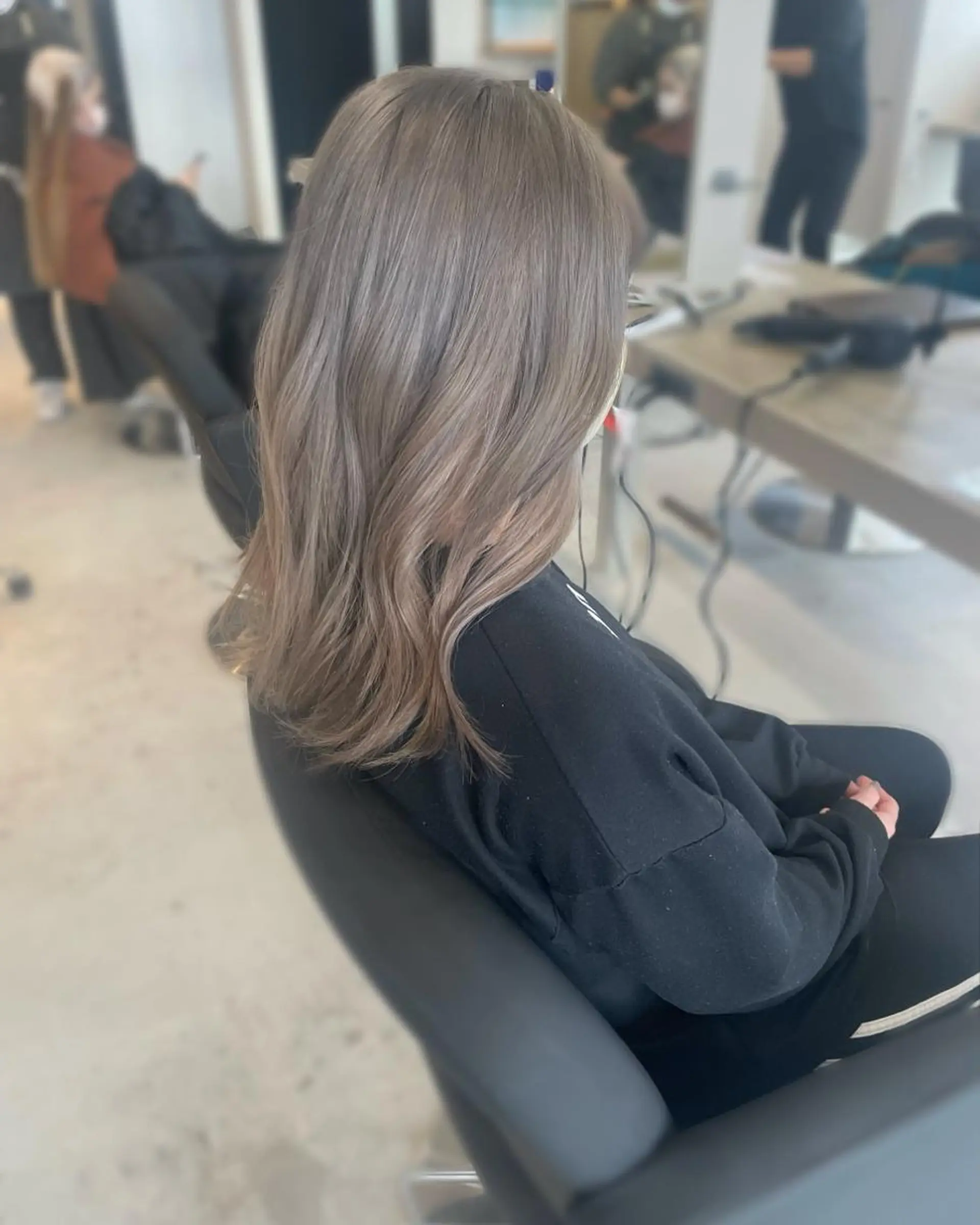 セミロング カラー AKI 🐉のヘアスタイル