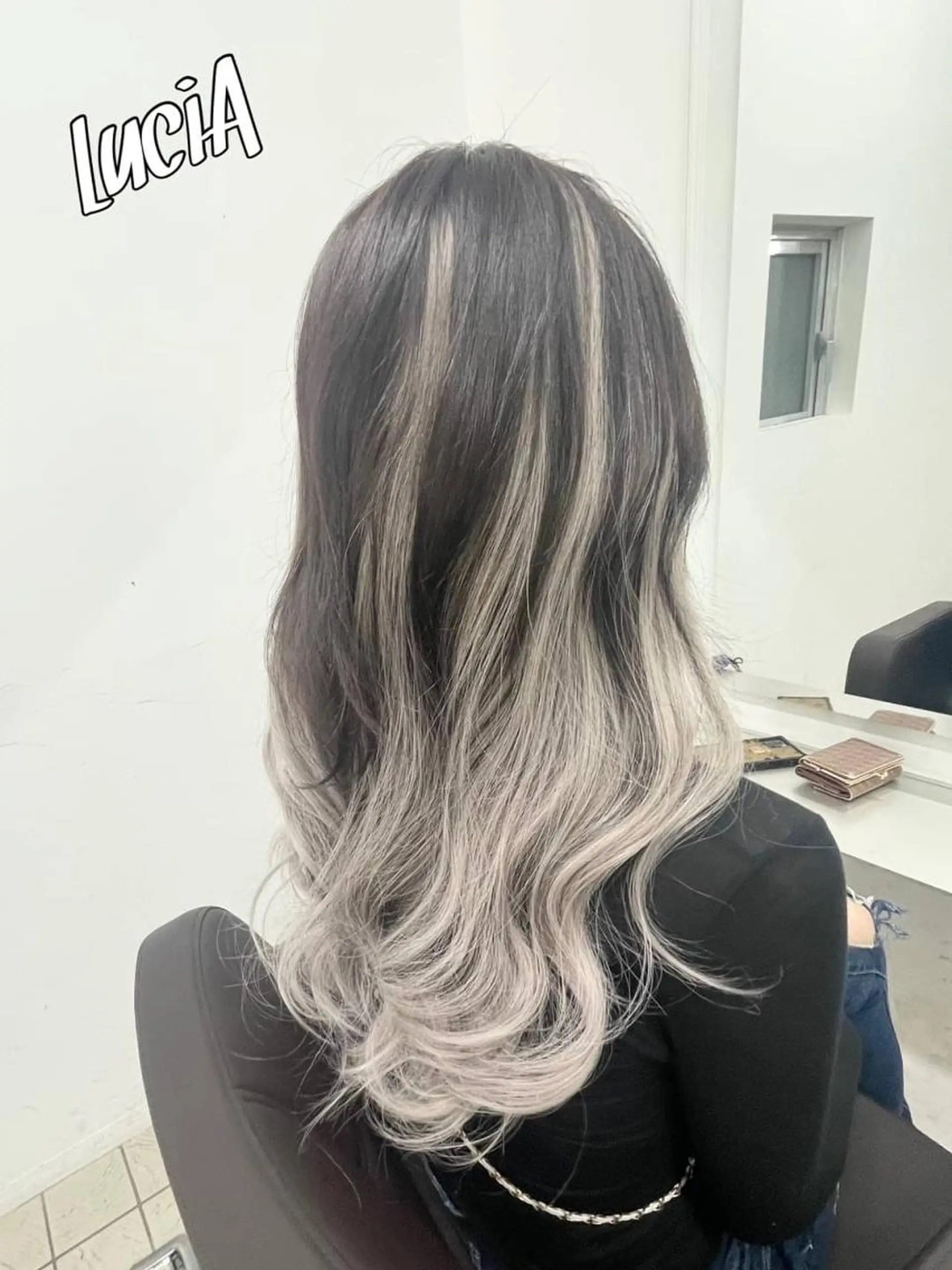 ロング カラー ヘアアレンジ LuciA エクステカラーのヘアスタイル