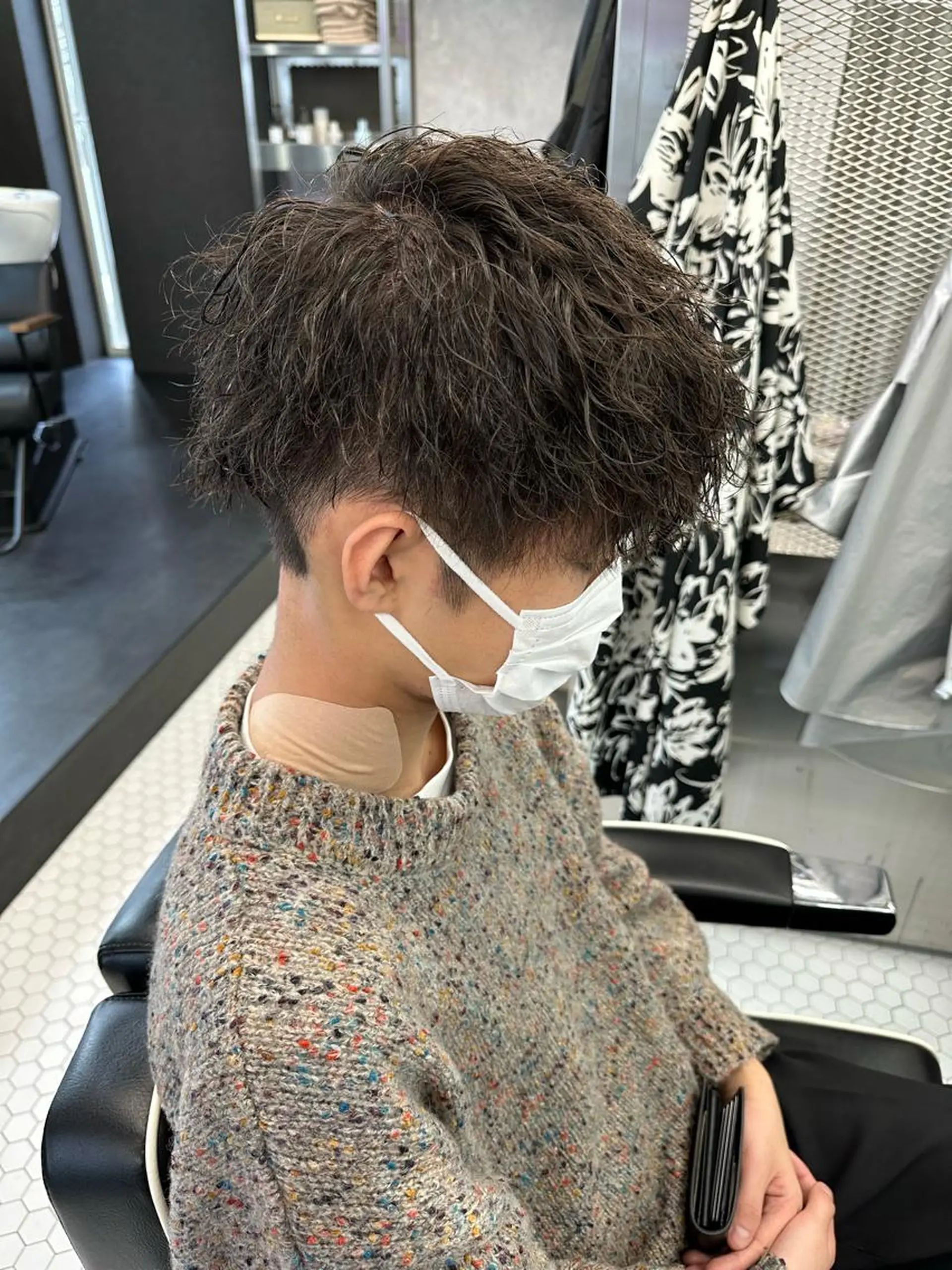 ミディアム カラー パーマ メンズ ミディアムパーマ メンズバレイヤージュ メンズブリーチ ビジネス センターパート カット パーマ メンズ専門美容室 /久徳大輝のヘアスタイル